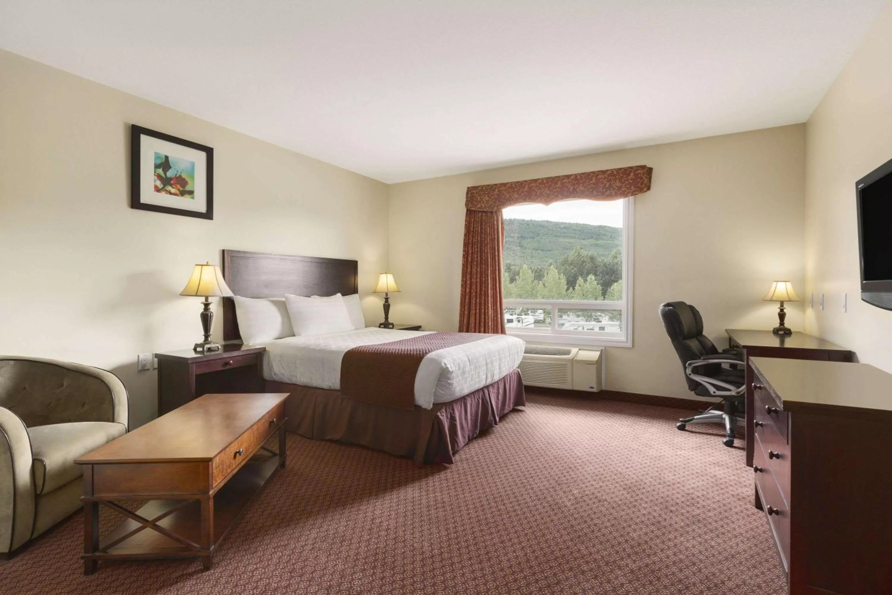 Photo of the whole room, Bed in Days Inn by Wyndham Chetwynd