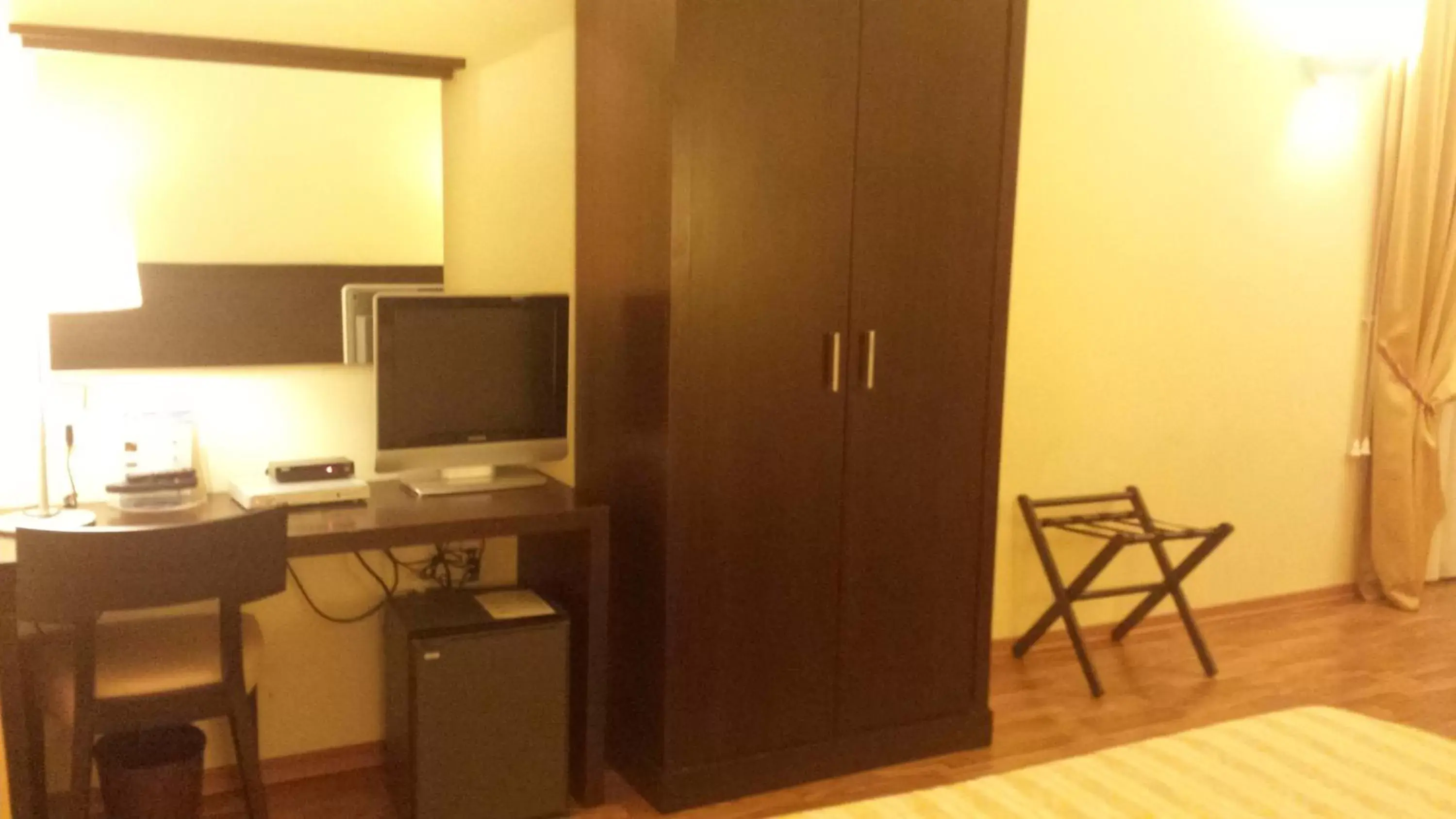 Bed, TV/Entertainment Center in Hotel Due Colonne