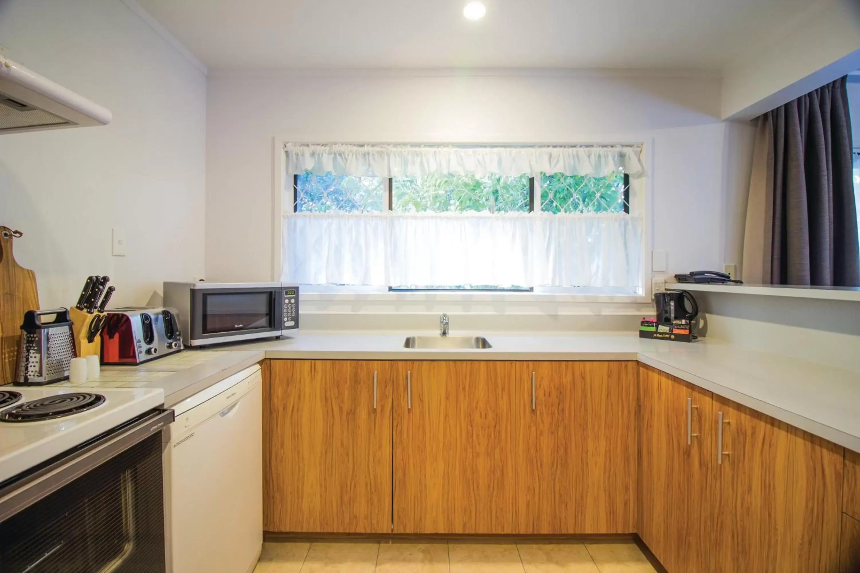 Kitchen or kitchenette, Kitchen/Kitchenette in Mount Richmond Hotel