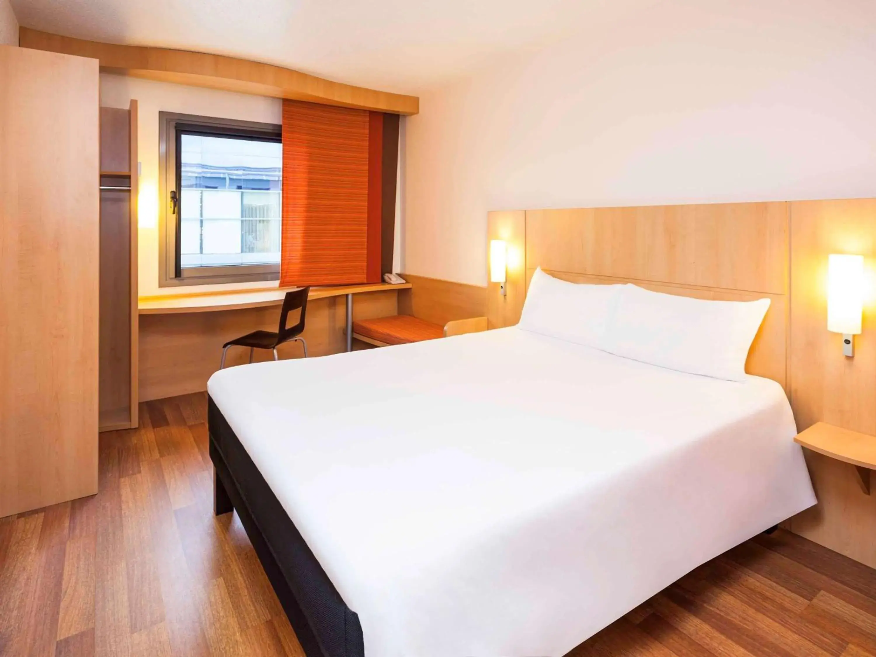 Photo of the whole room, Bed in Ibis Madrid Alcobendas