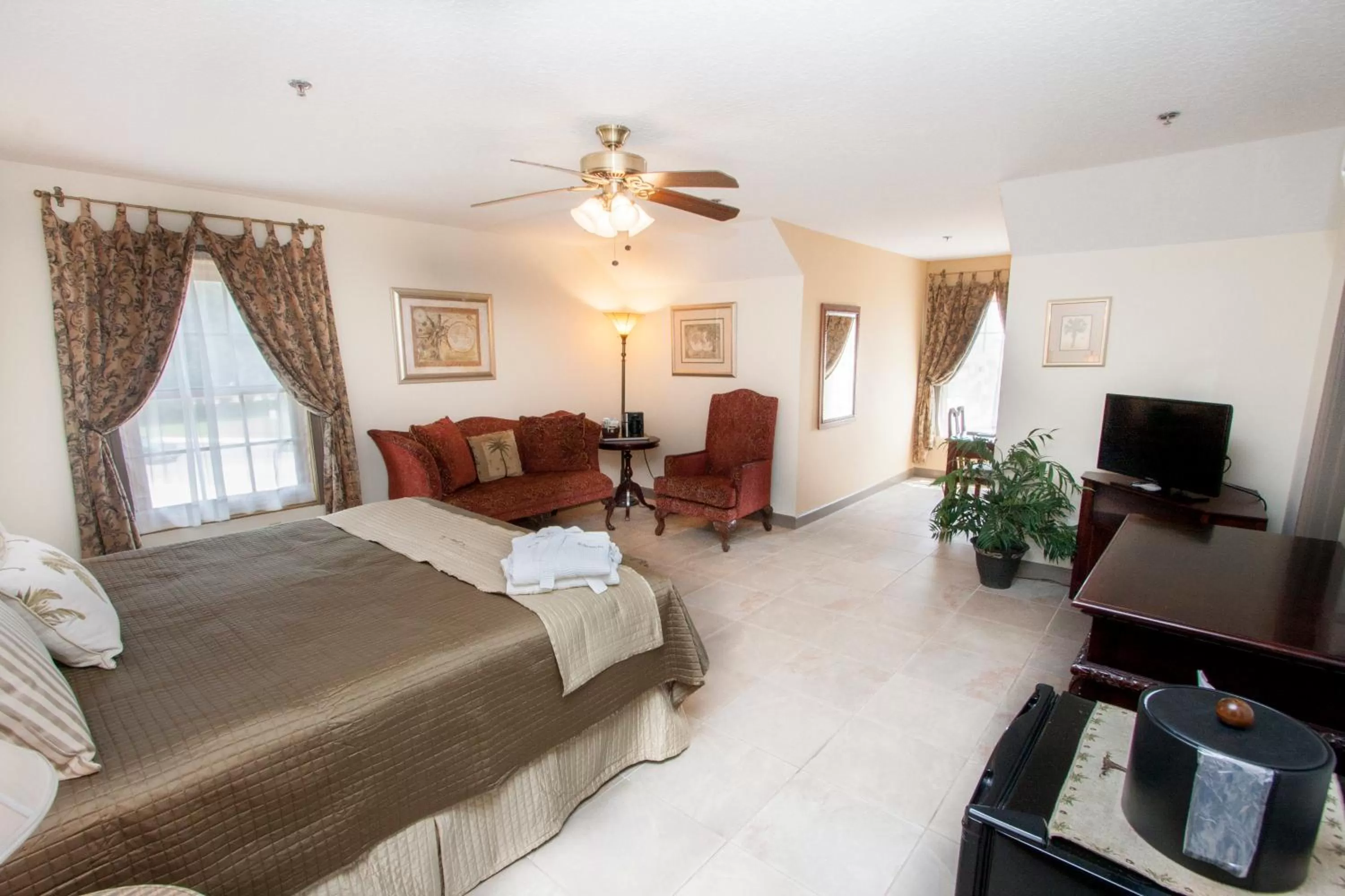 Photo of the whole room, Bed in St George Inn - Saint Augustine