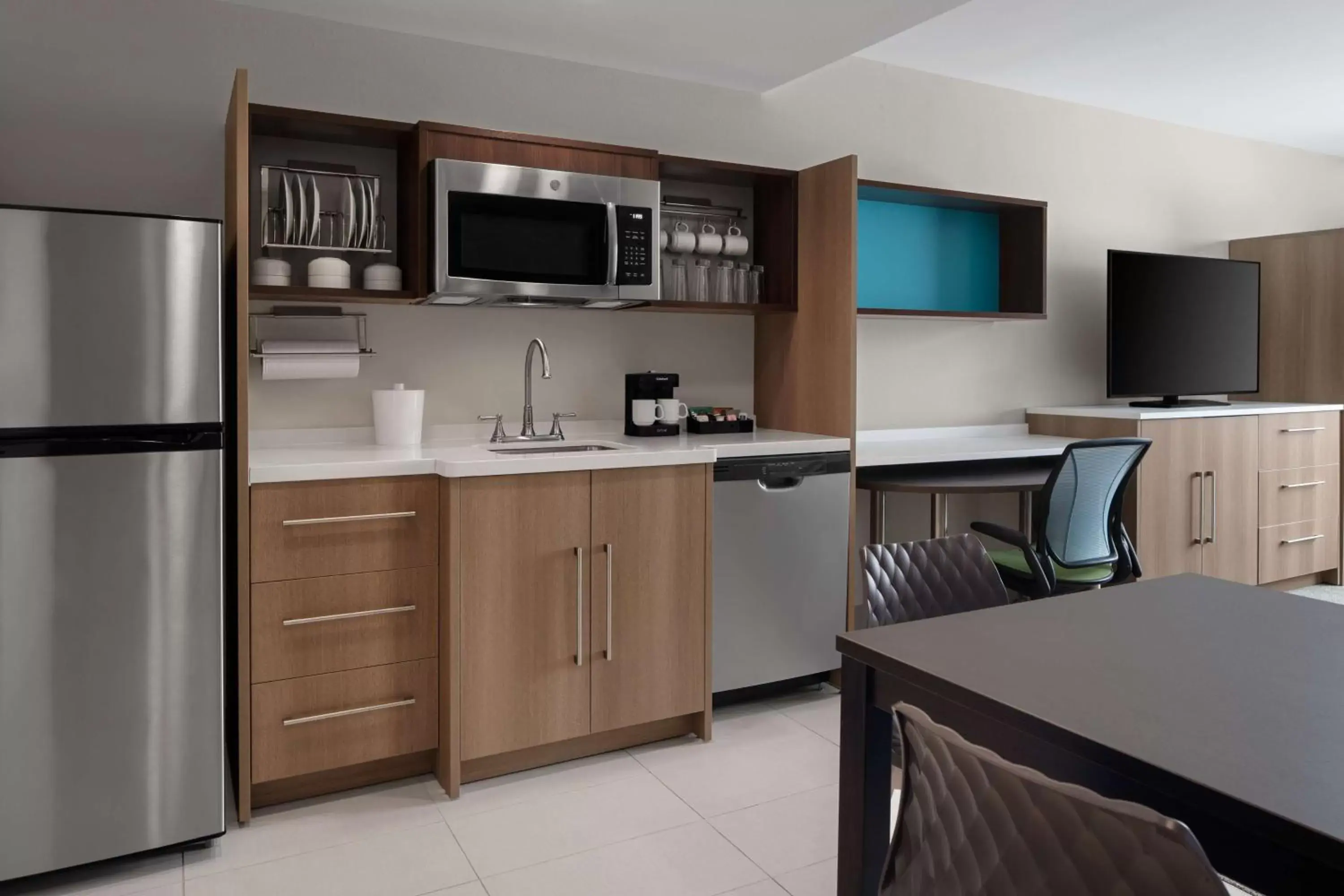 Bedroom, Kitchen/Kitchenette in Home2 Suites by Hilton Des Moines at Drake University