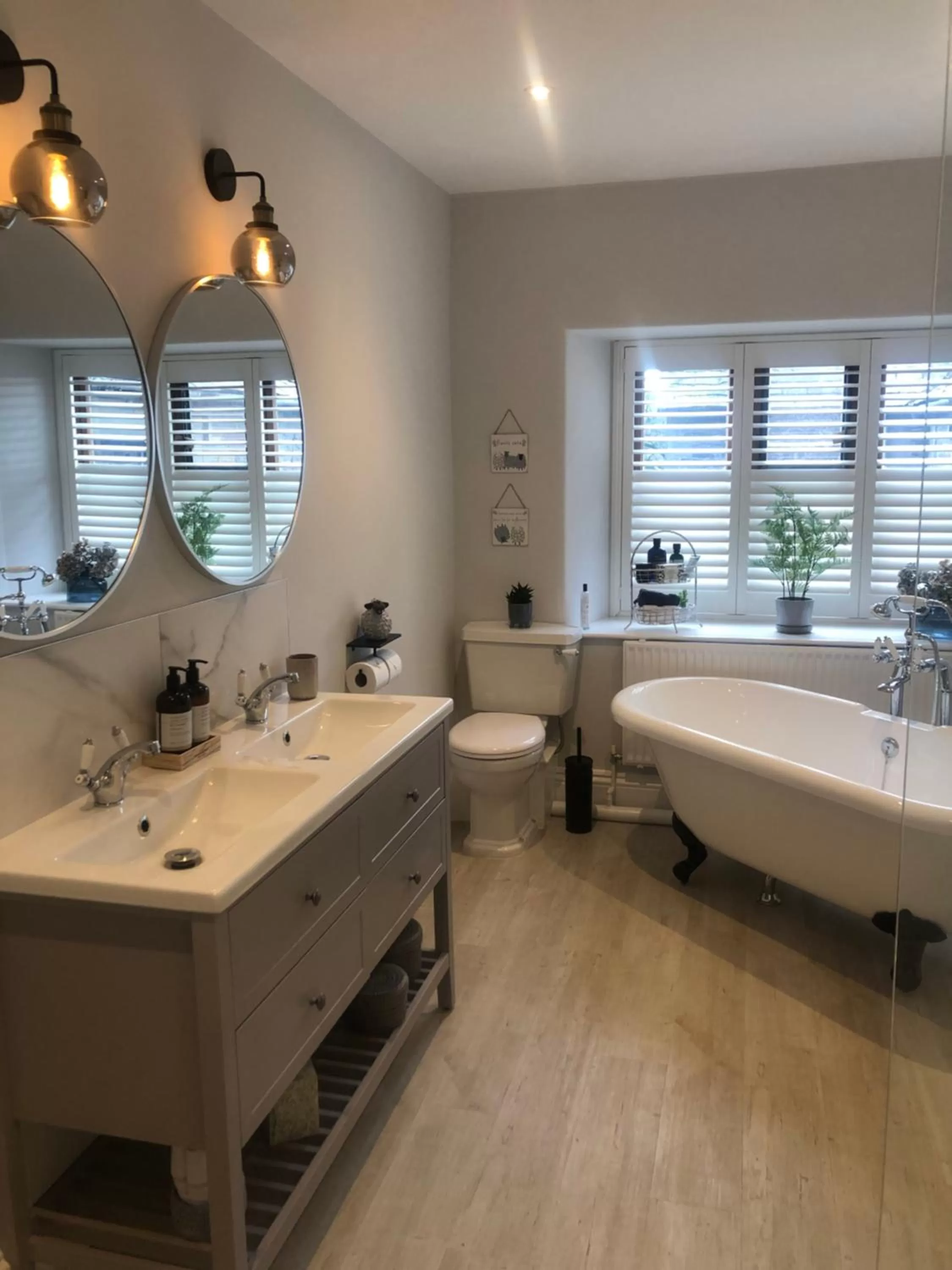 Parking, Bathroom in The Skreen