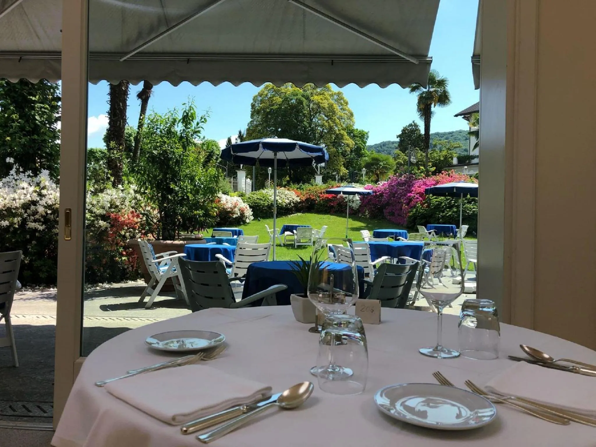 Restaurant/places to eat in Hotel Royal