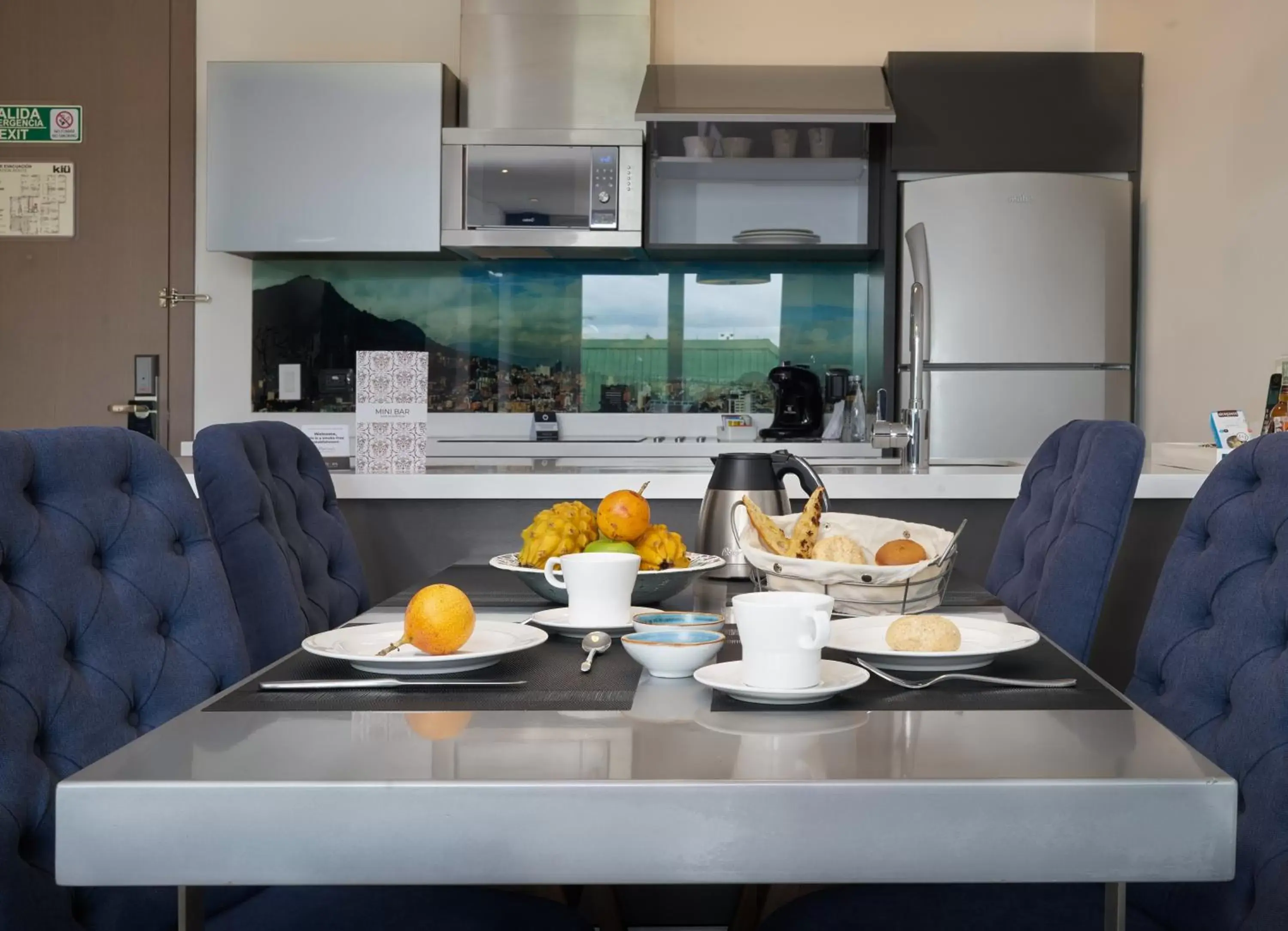 Kitchen or kitchenette, Dining Area in Hotel 100 Luxury Suites by Preferred