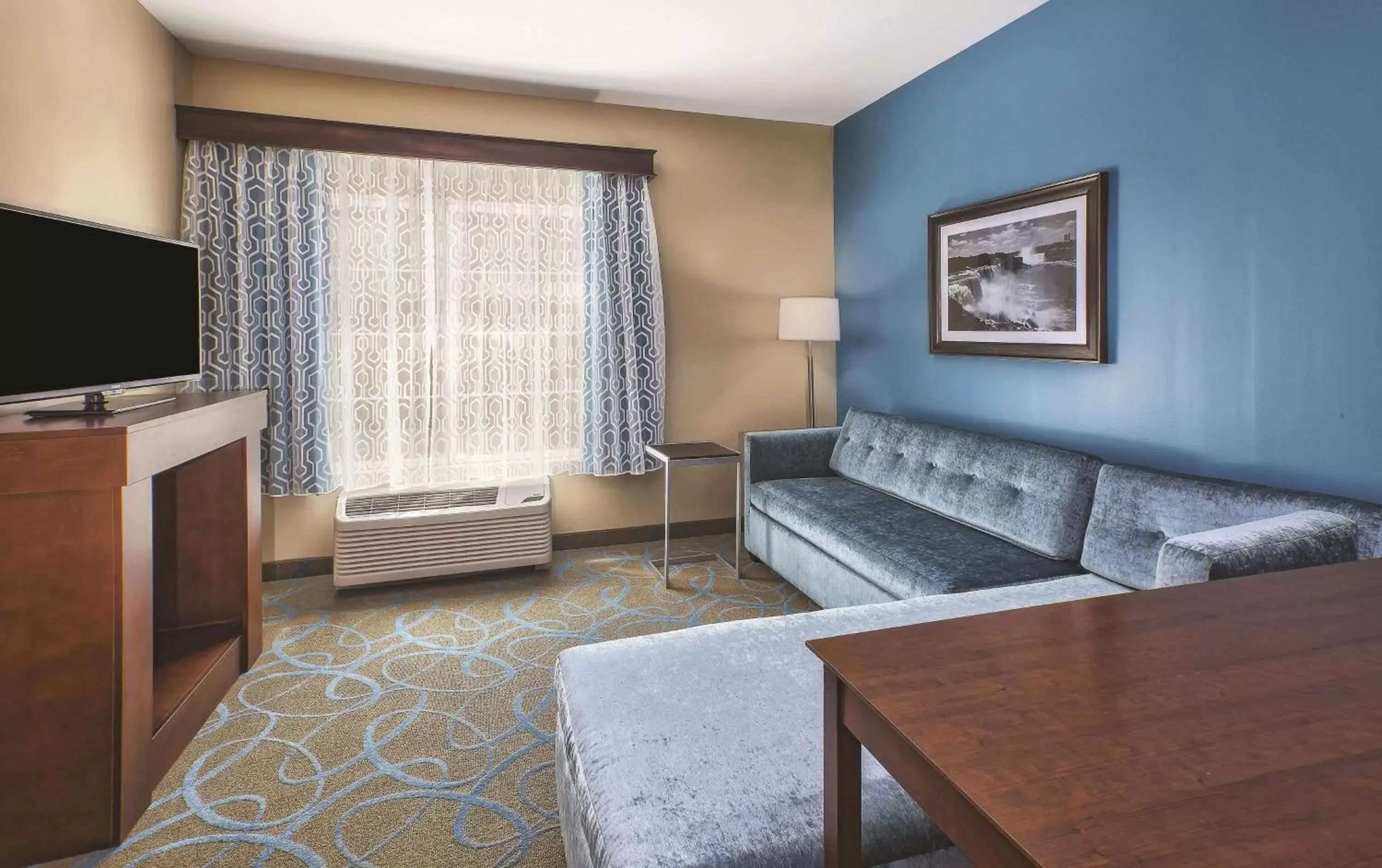 Photo of the whole room, Seating Area in La Quinta by Wyndham Niagara Falls