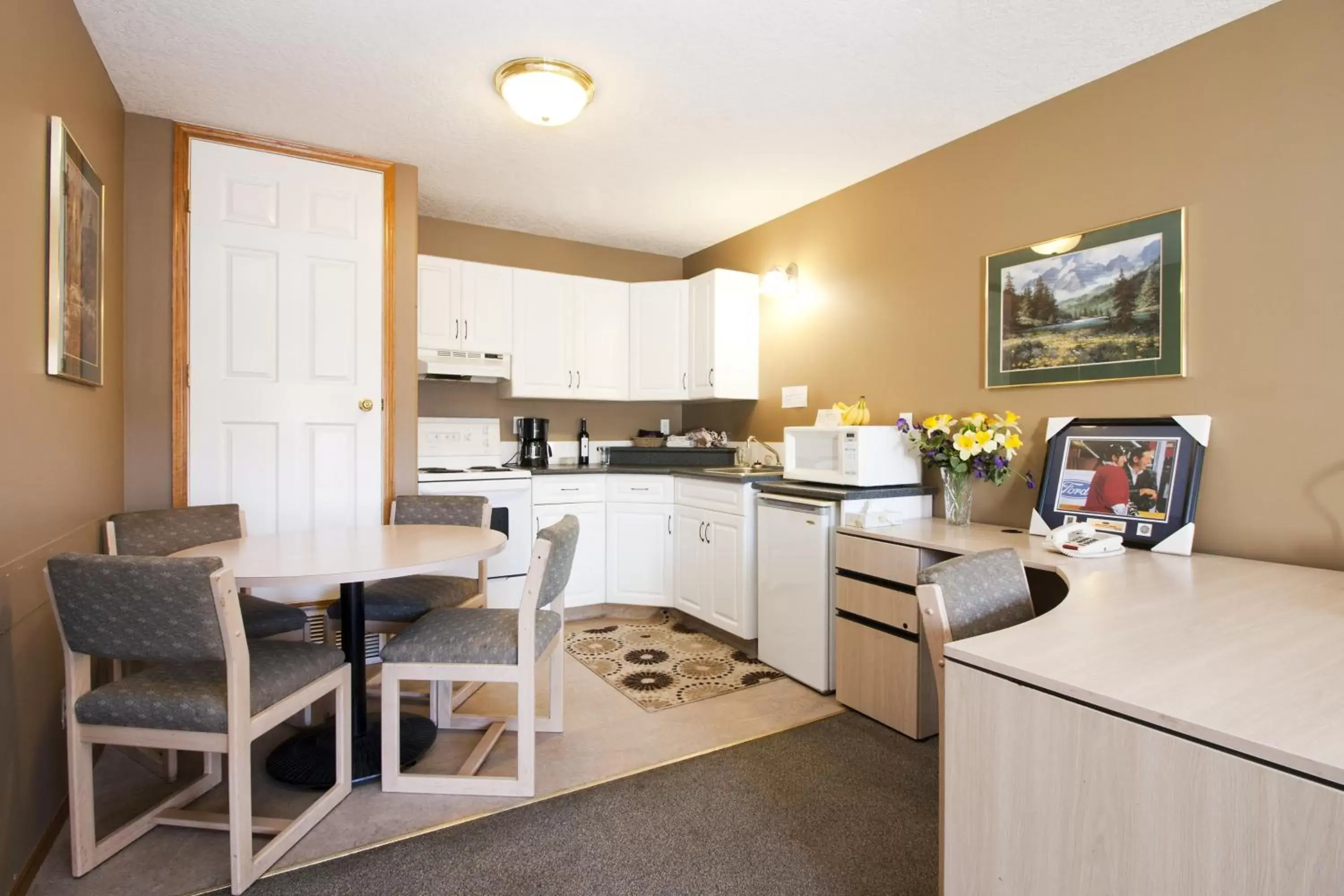 Kitchen or kitchenette, Kitchen/Kitchenette in Bow River Inn