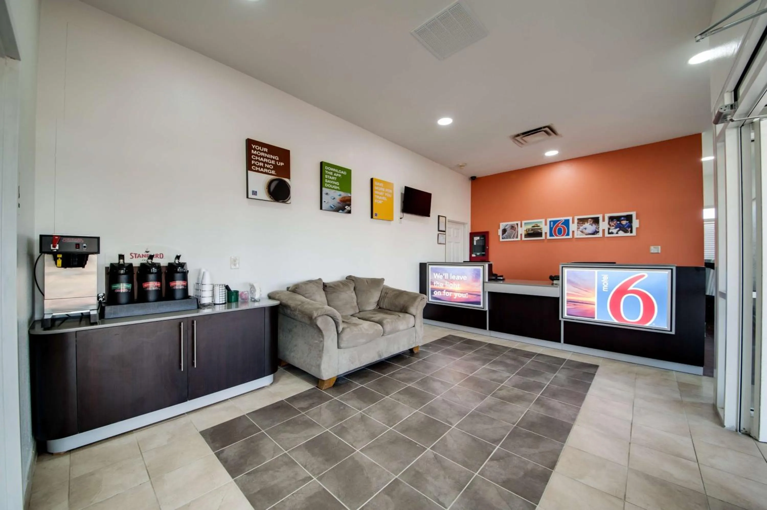 Communal lounge/ TV room in Motel 6-Jennings, LA