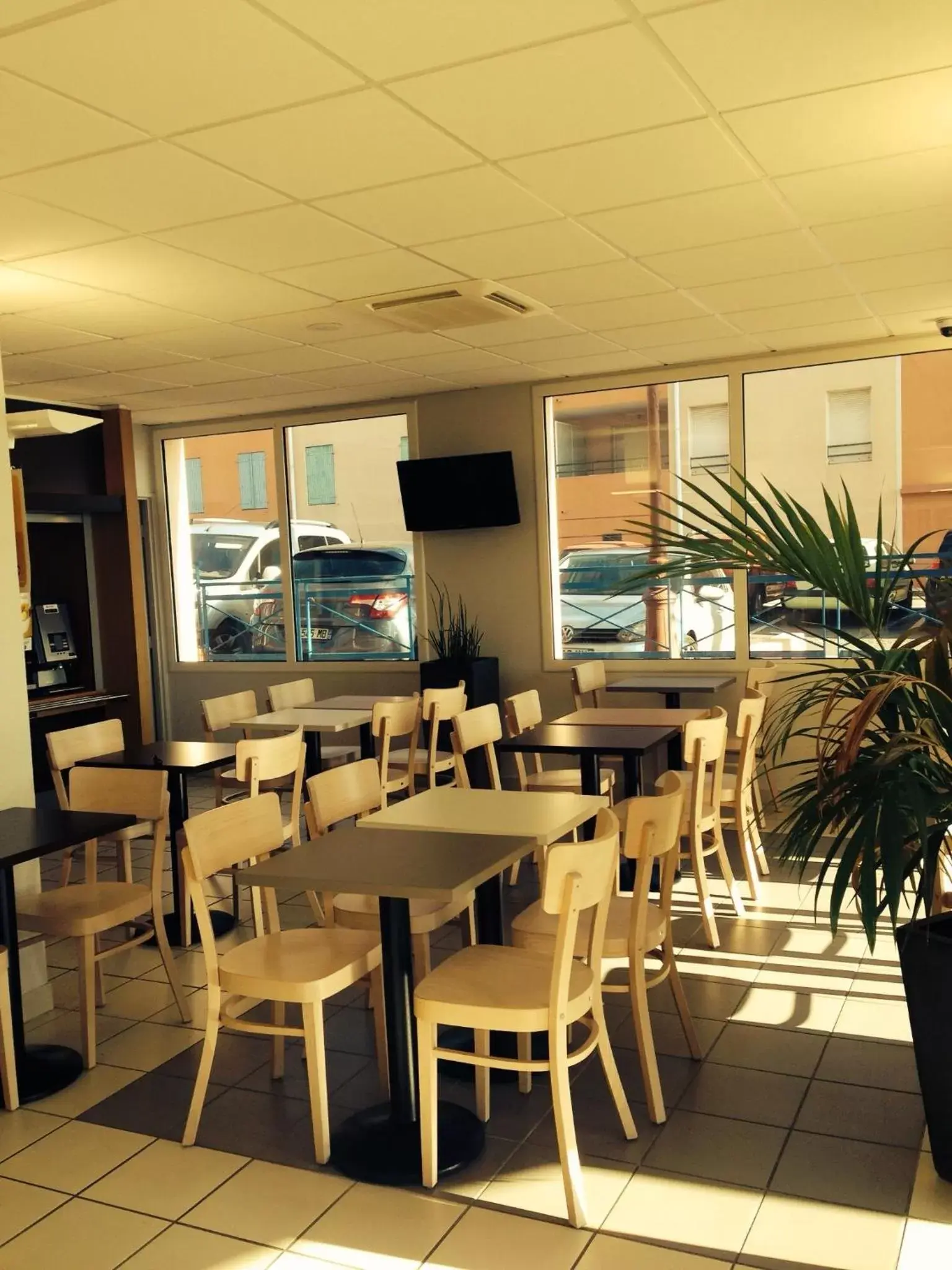 Restaurant/Places to Eat in B&B HOTEL Martigues Port-de-Bouc