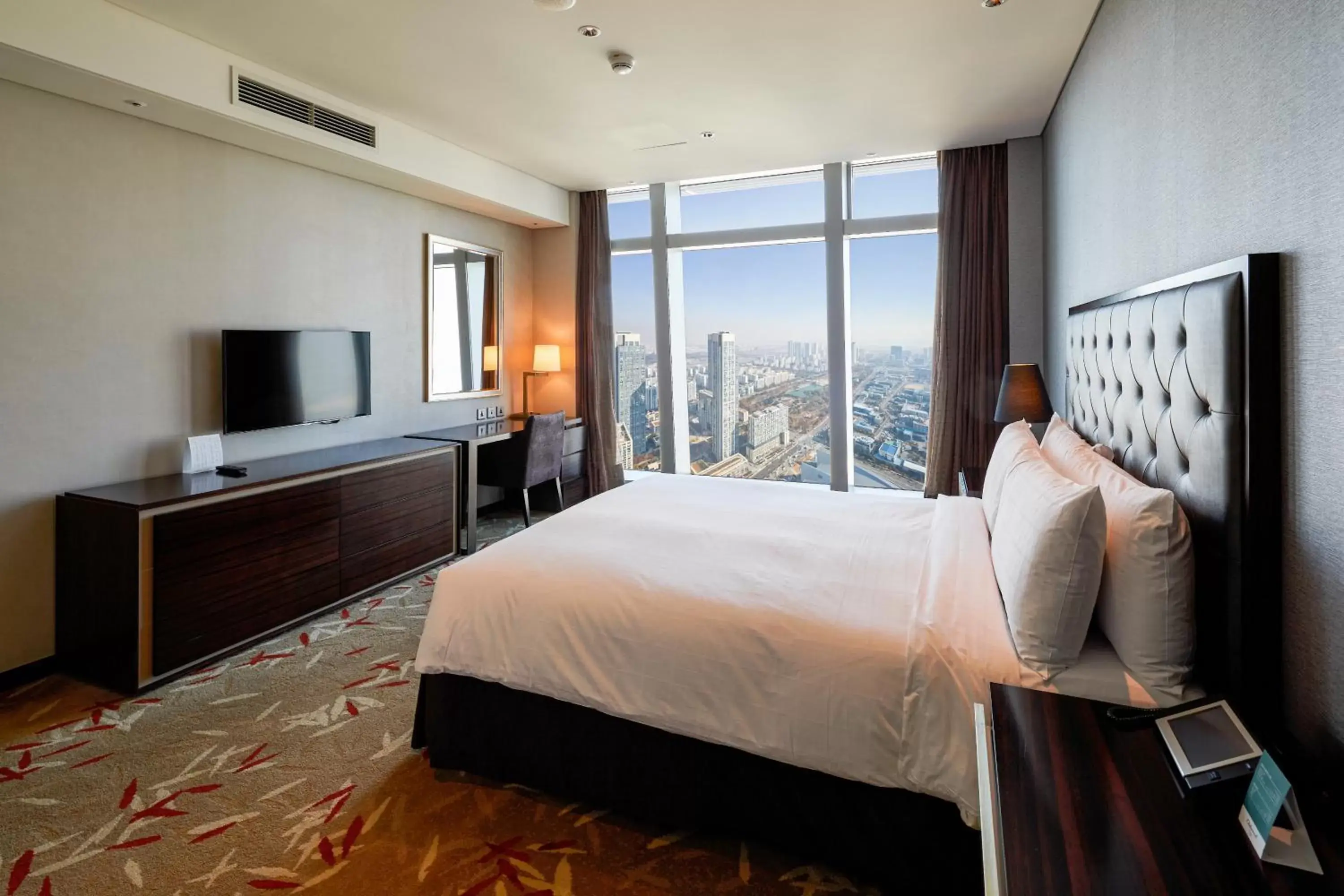 Bedroom in Oakwood Premier Incheon Hotel