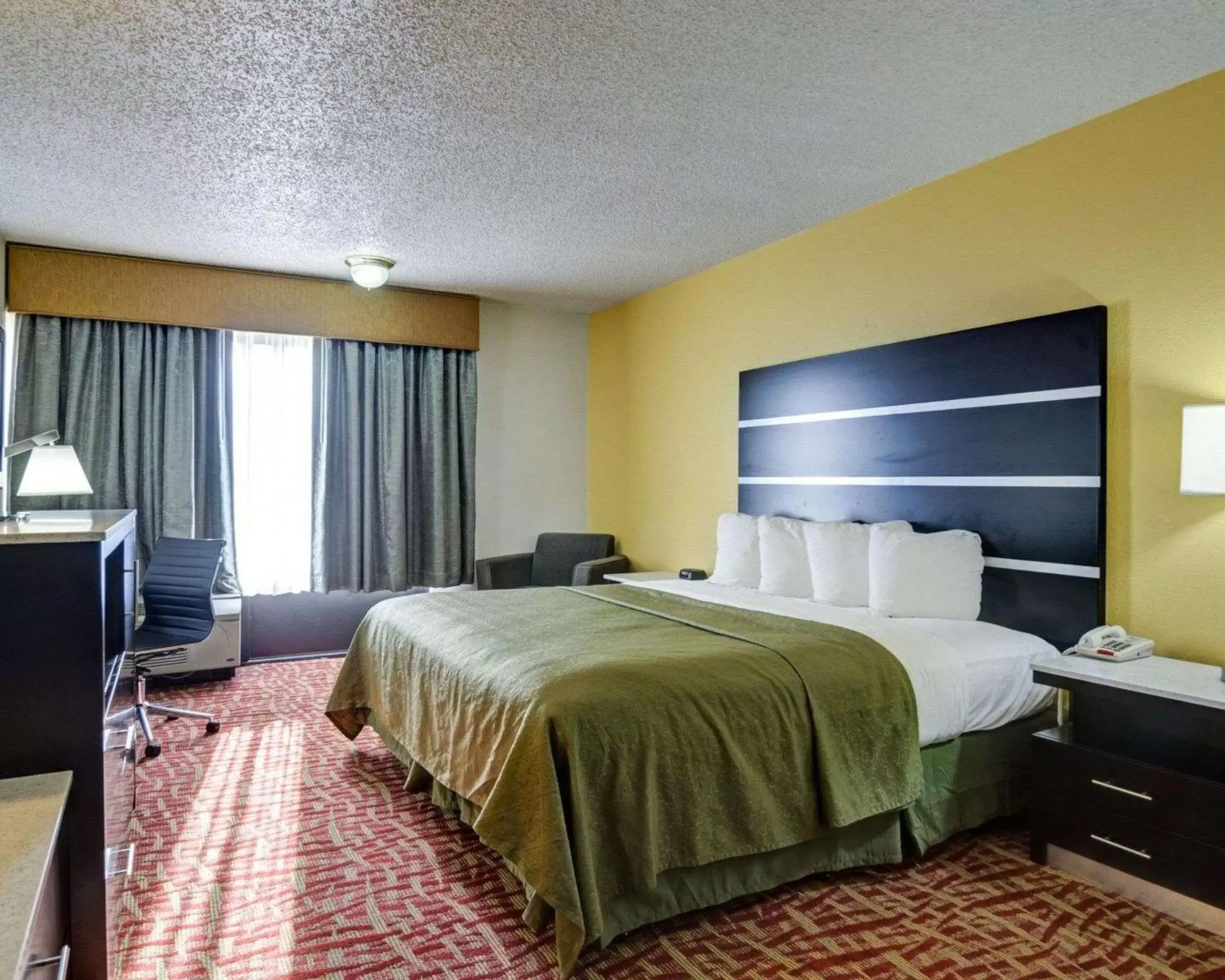 Photo of the whole room, Bed in Quality Inn Fort Smith I-540