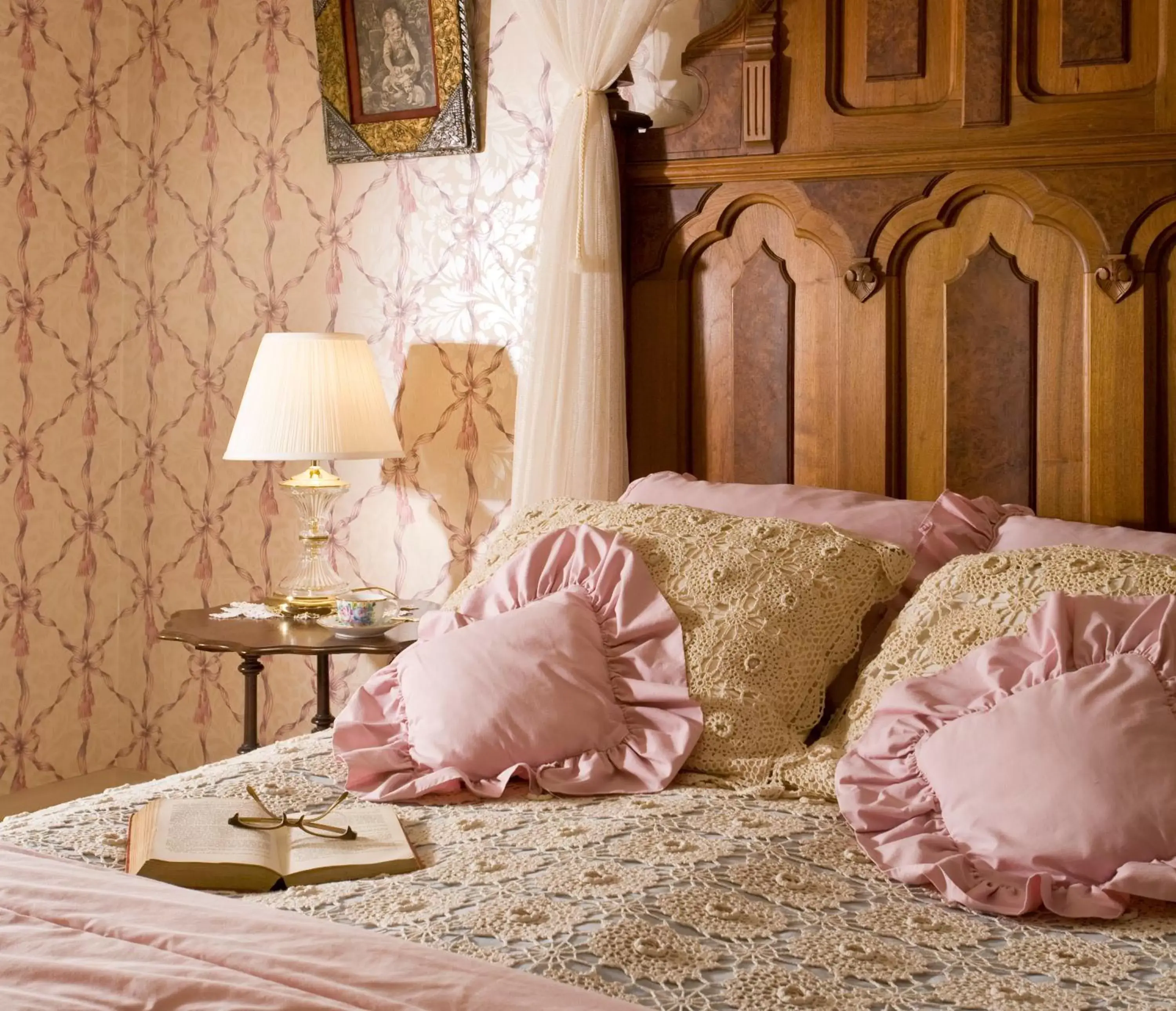 Decorative detail, Bed in Garth Woodside Mansion Bed and Breakfast