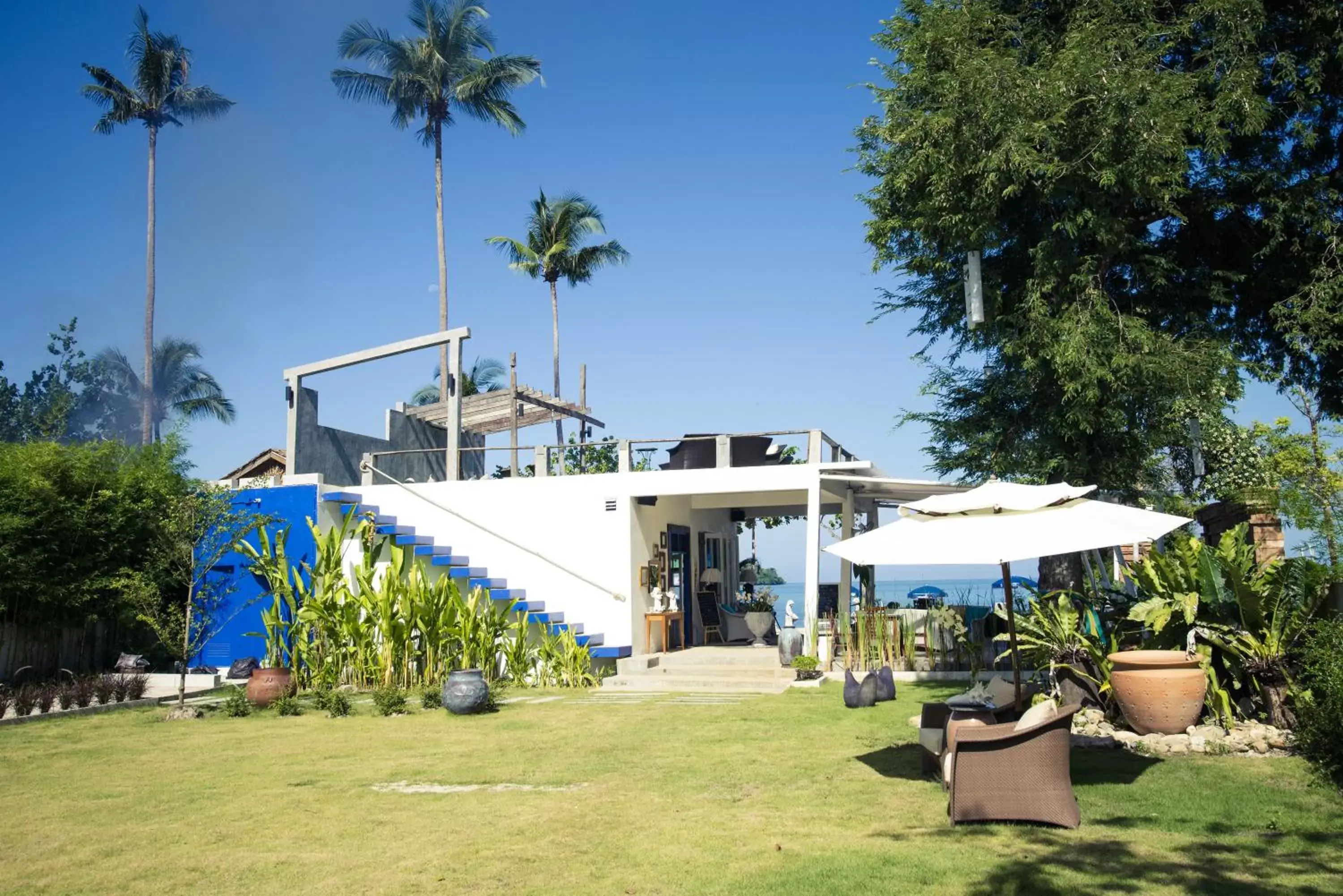 Lounge or bar, Property Building in The White Knot Koh Chang