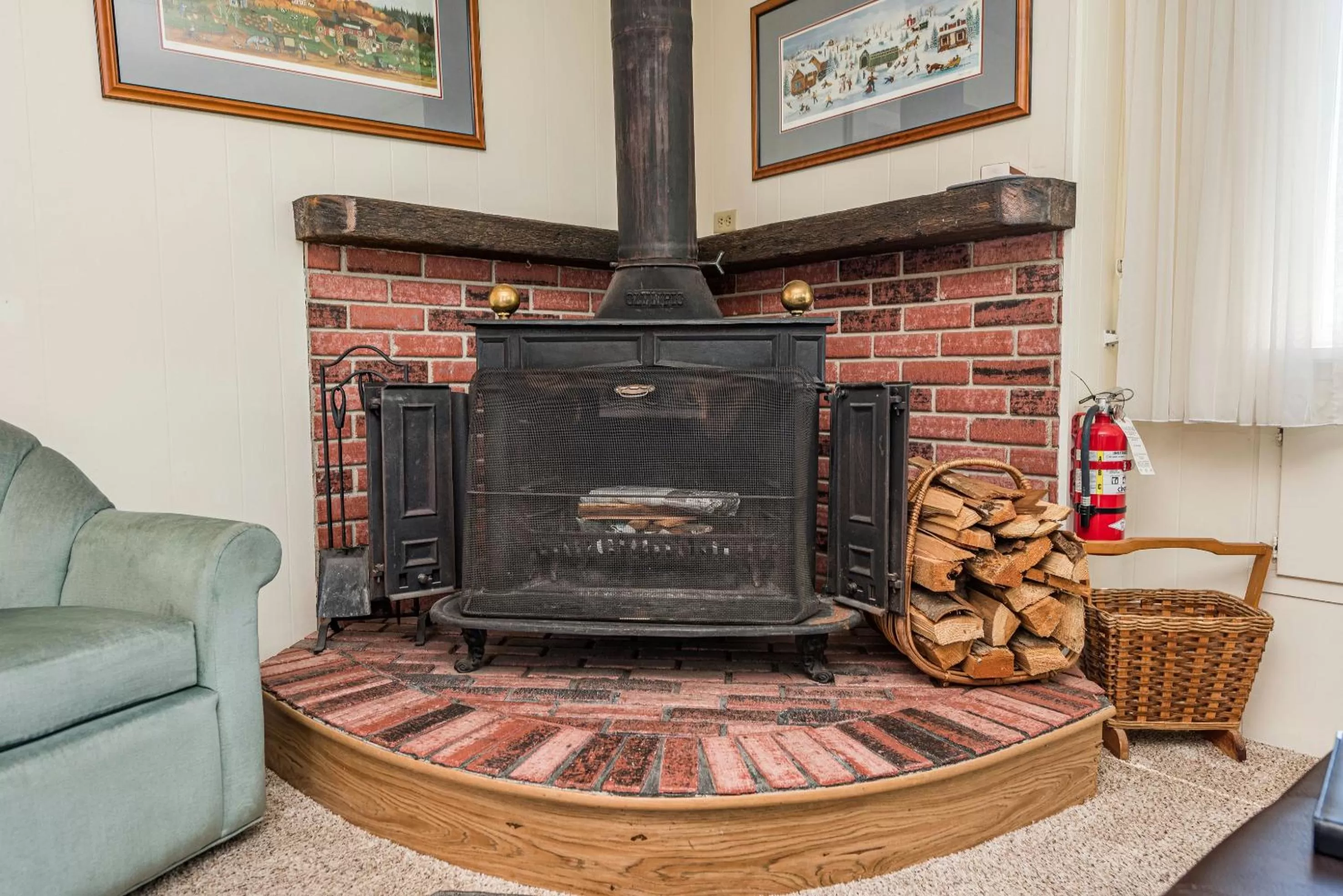 Living room in Juan de Fuca Waterfront Hotel & Cottages