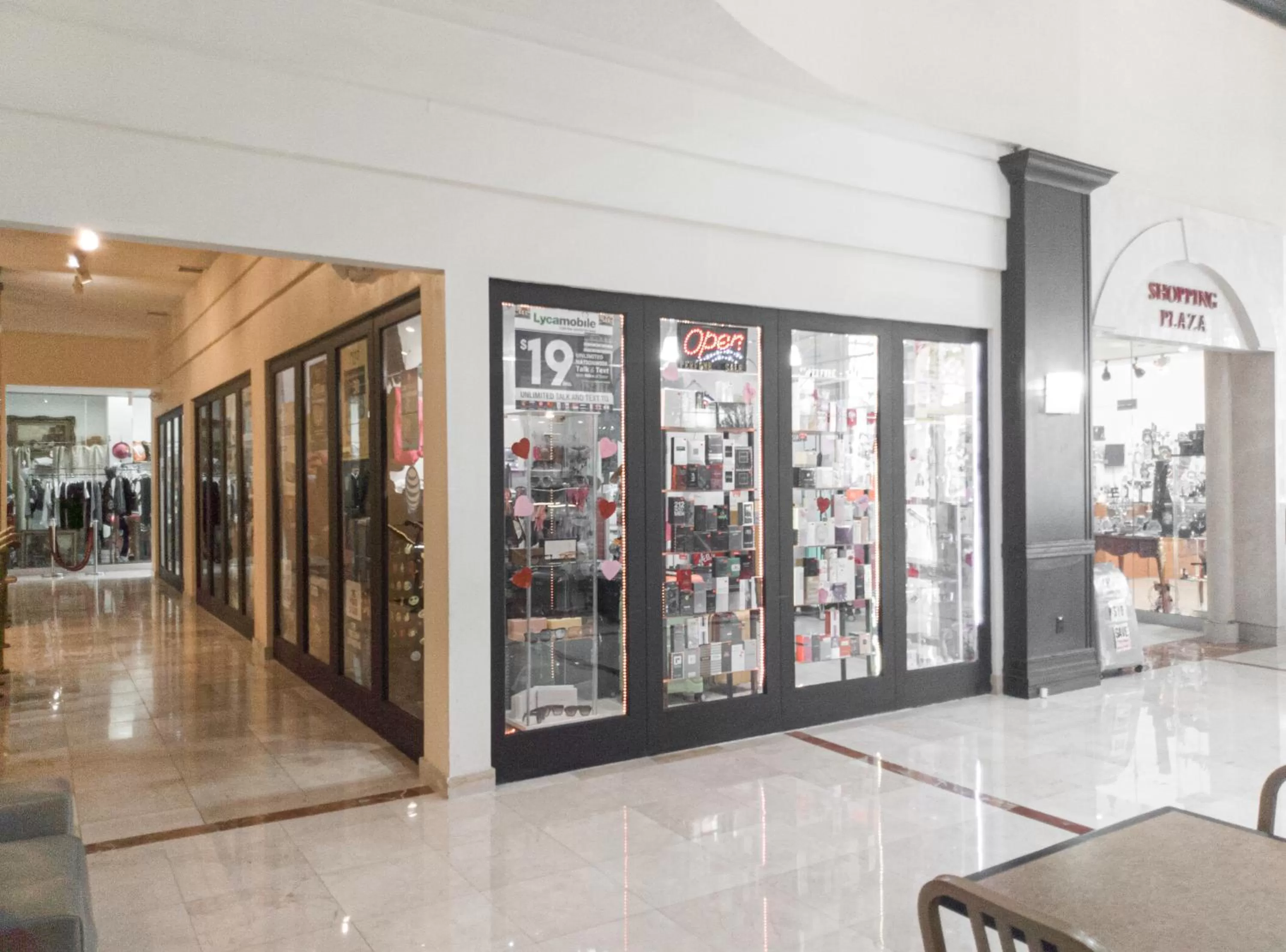 On-site shops in Ramada Plaza by Wyndham Marco Polo Beach Resort