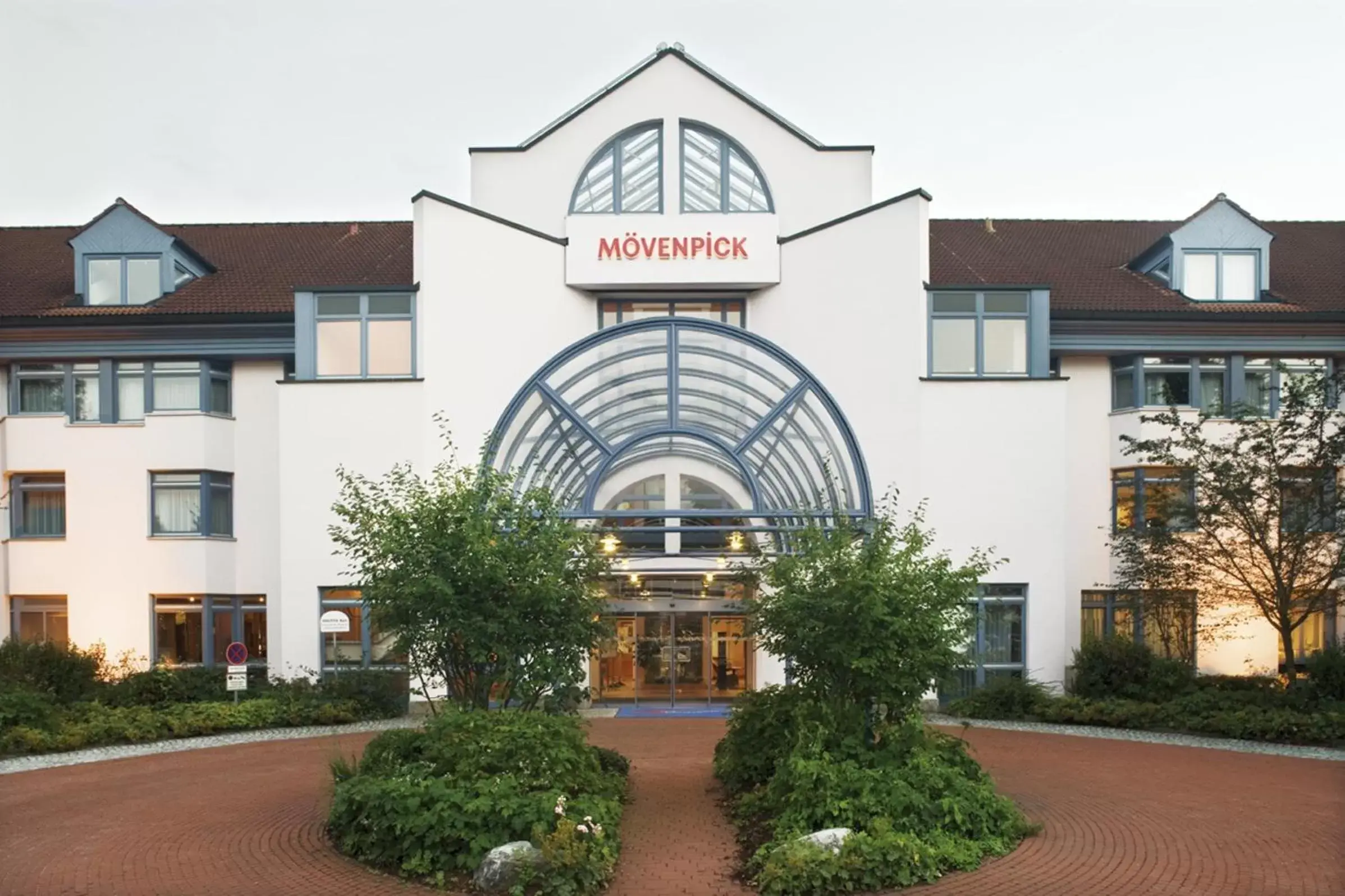 Facade/entrance, Property Building in Mövenpick Hotel München-Airport