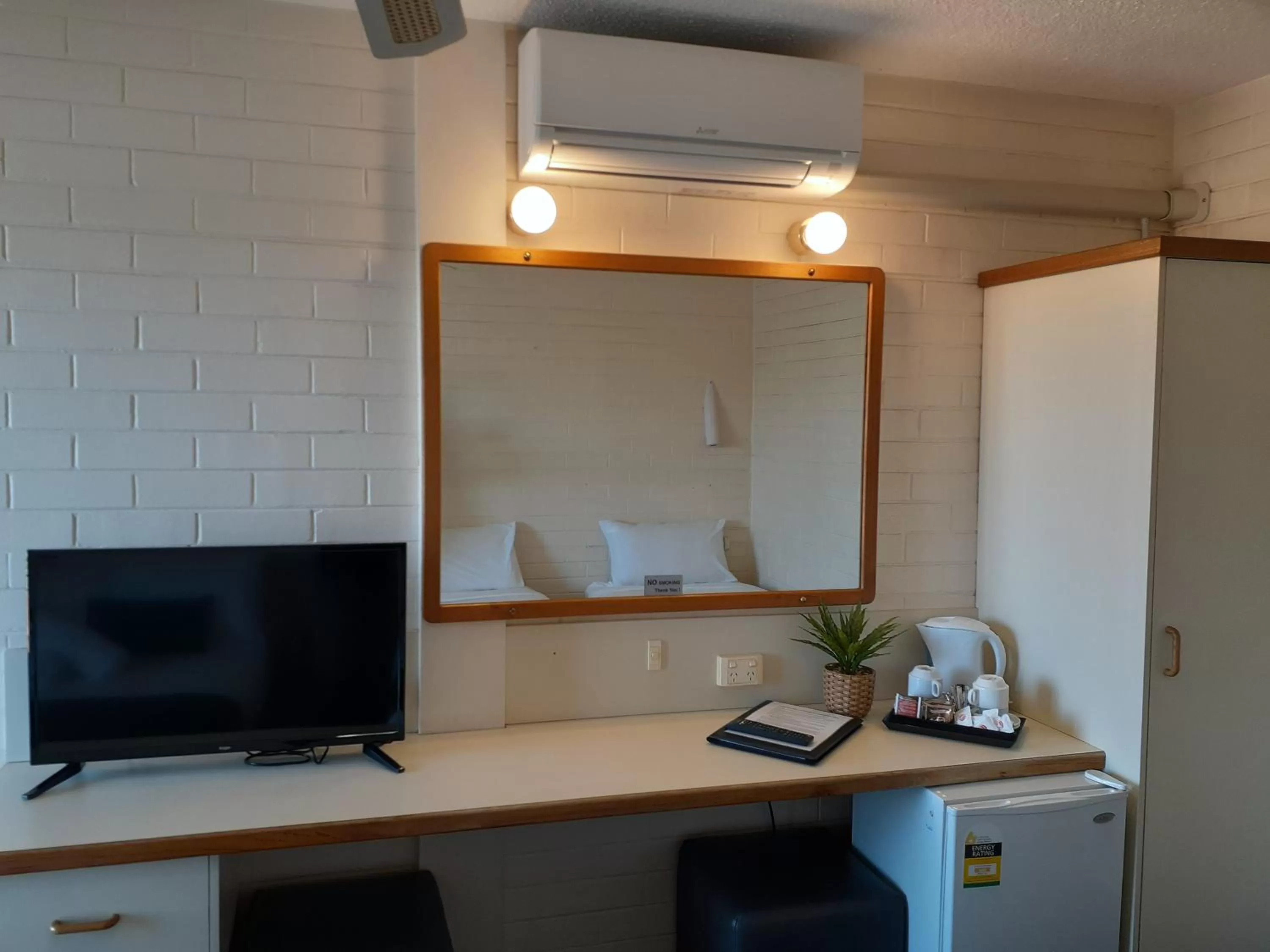 Coffee/tea facilities in Crest Motor Inn