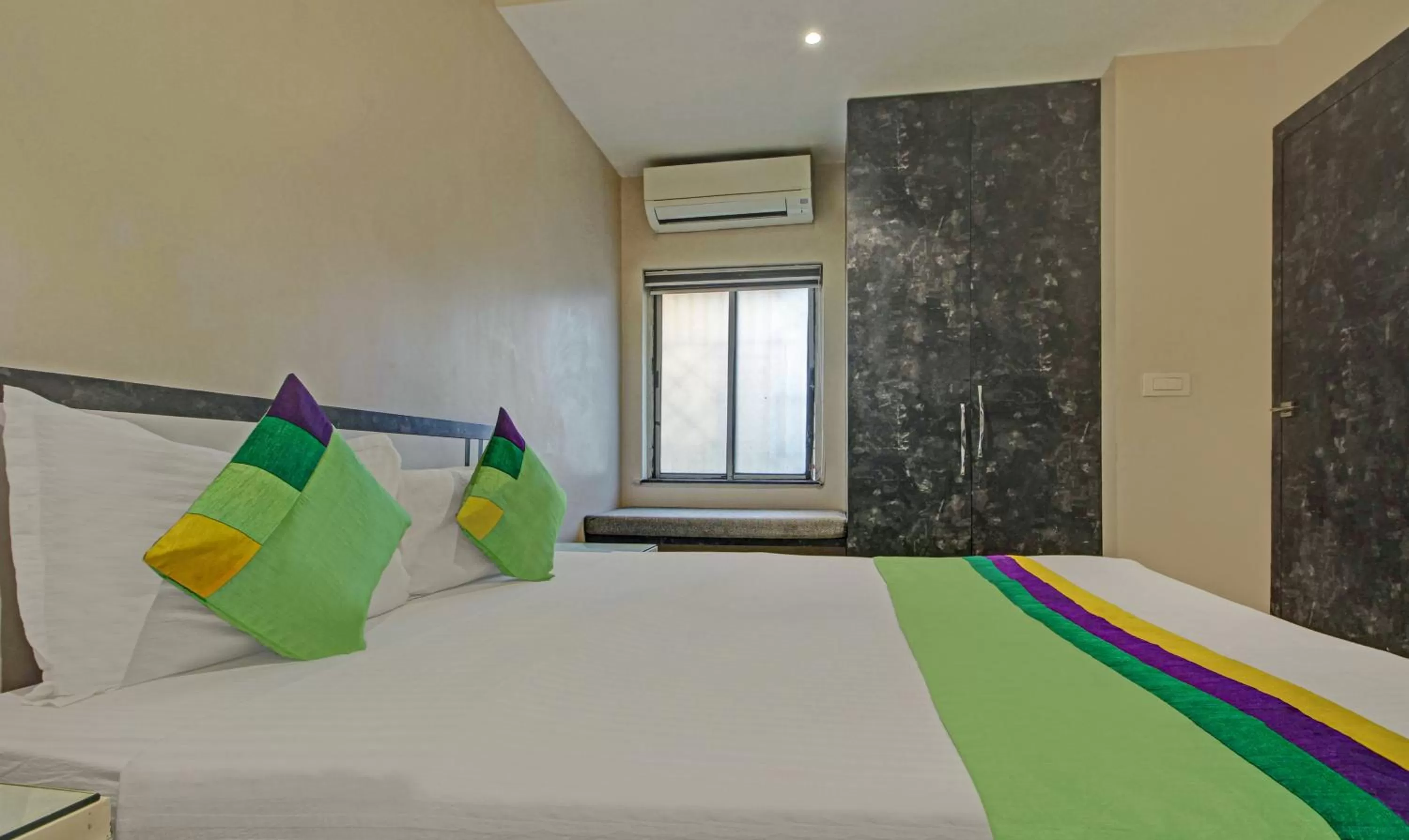 Bed in Treebo Glassotel Near Ruby Hospital