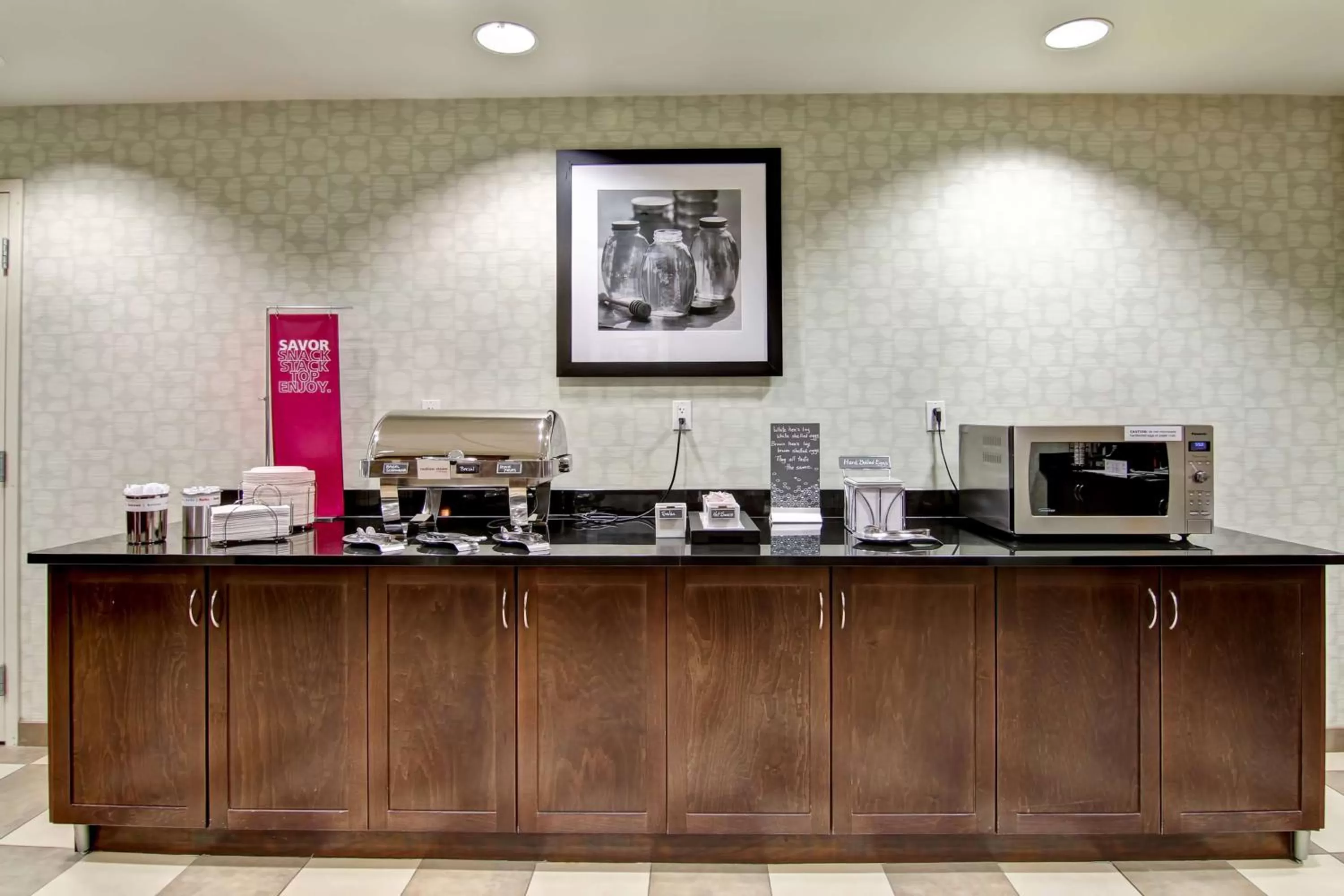 Dining area in Hampton Inn & Suites Red Deer