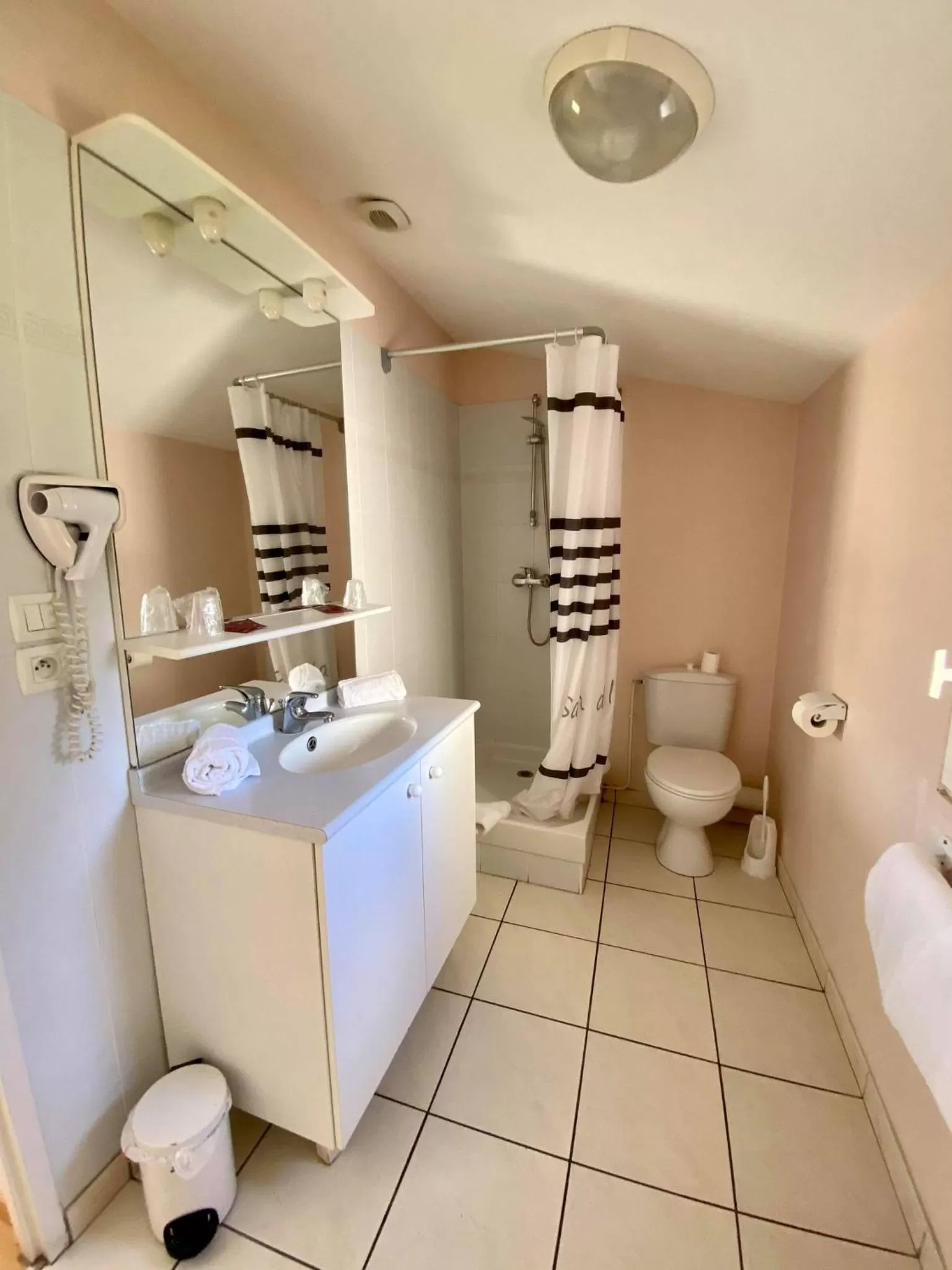 Bathroom in Hotel Restaurant La Dame du Lac