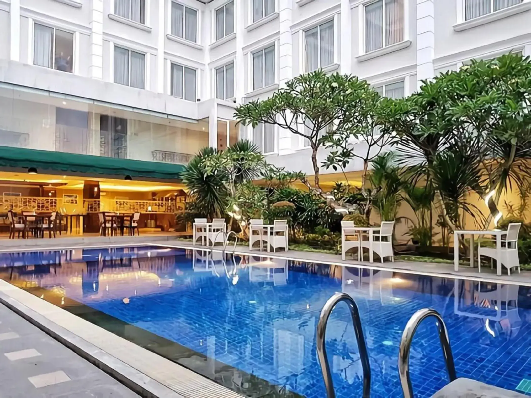 Swimming Pool in LYNN Hotel by Horison