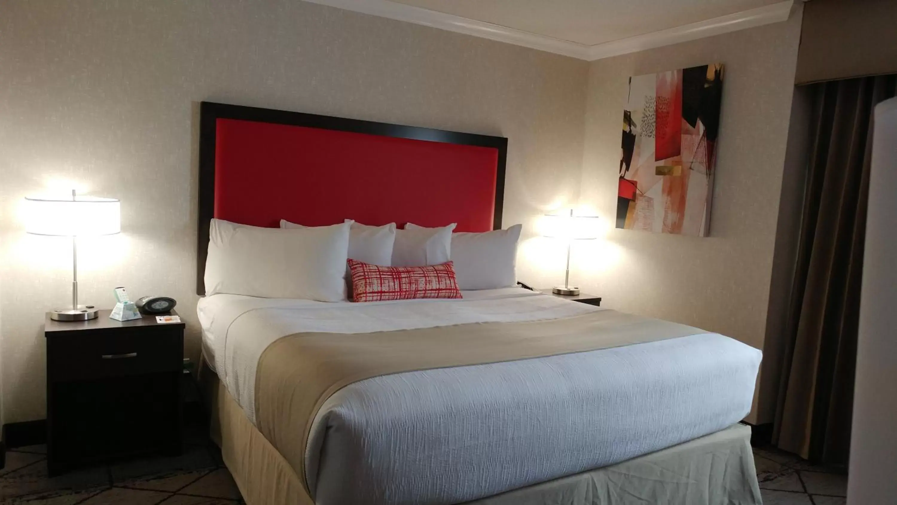 Bed in Best Western Plus Rose City Suites
