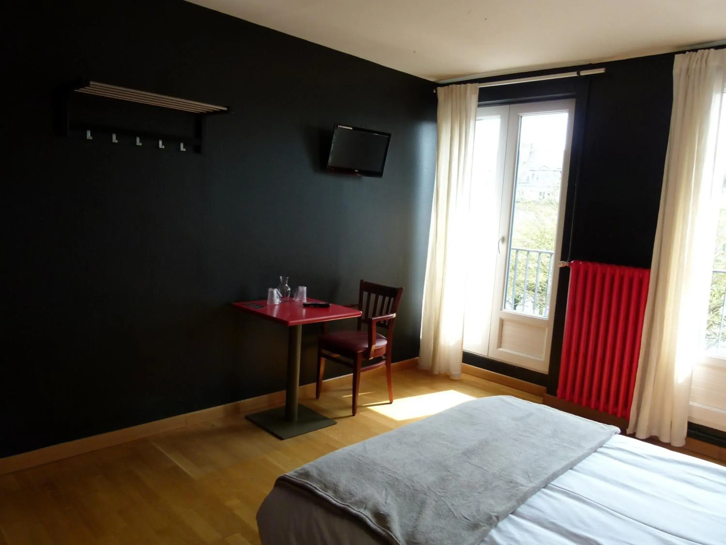 Photo of the whole room, Bed in Hôtel Victor