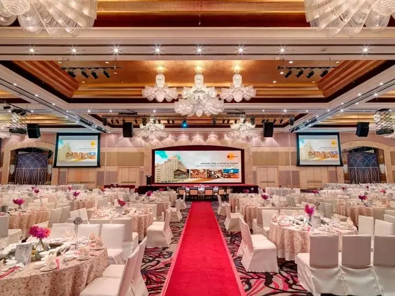 Meeting/conference room, Restaurant/Places to Eat in One World Hotel