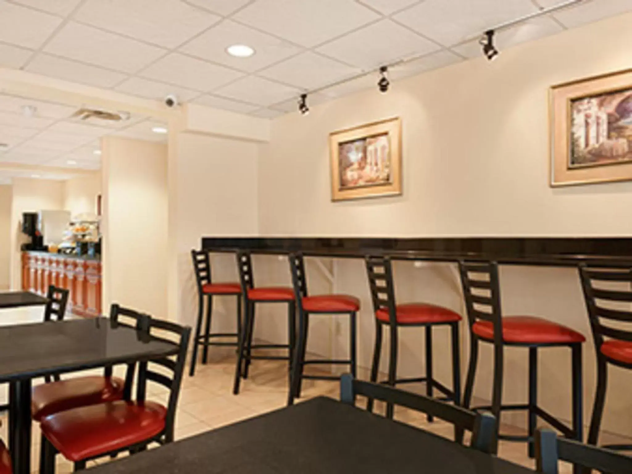 Lounge or bar, Lounge/Bar in Microtel Inn & Suites by Wyndham Ann Arbor