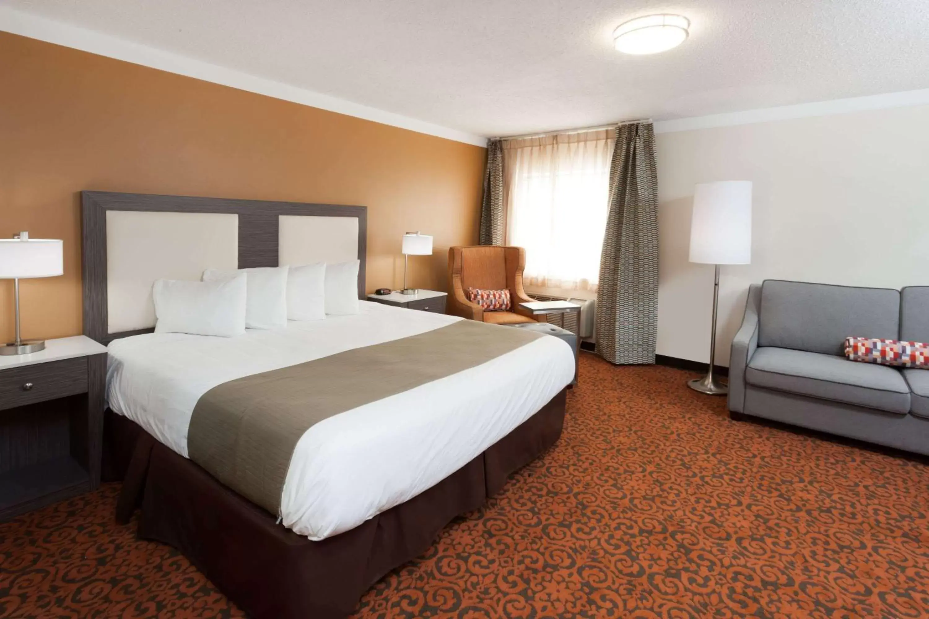 Photo of the whole room, Bed in Baymont by Wyndham Chicago/Alsip