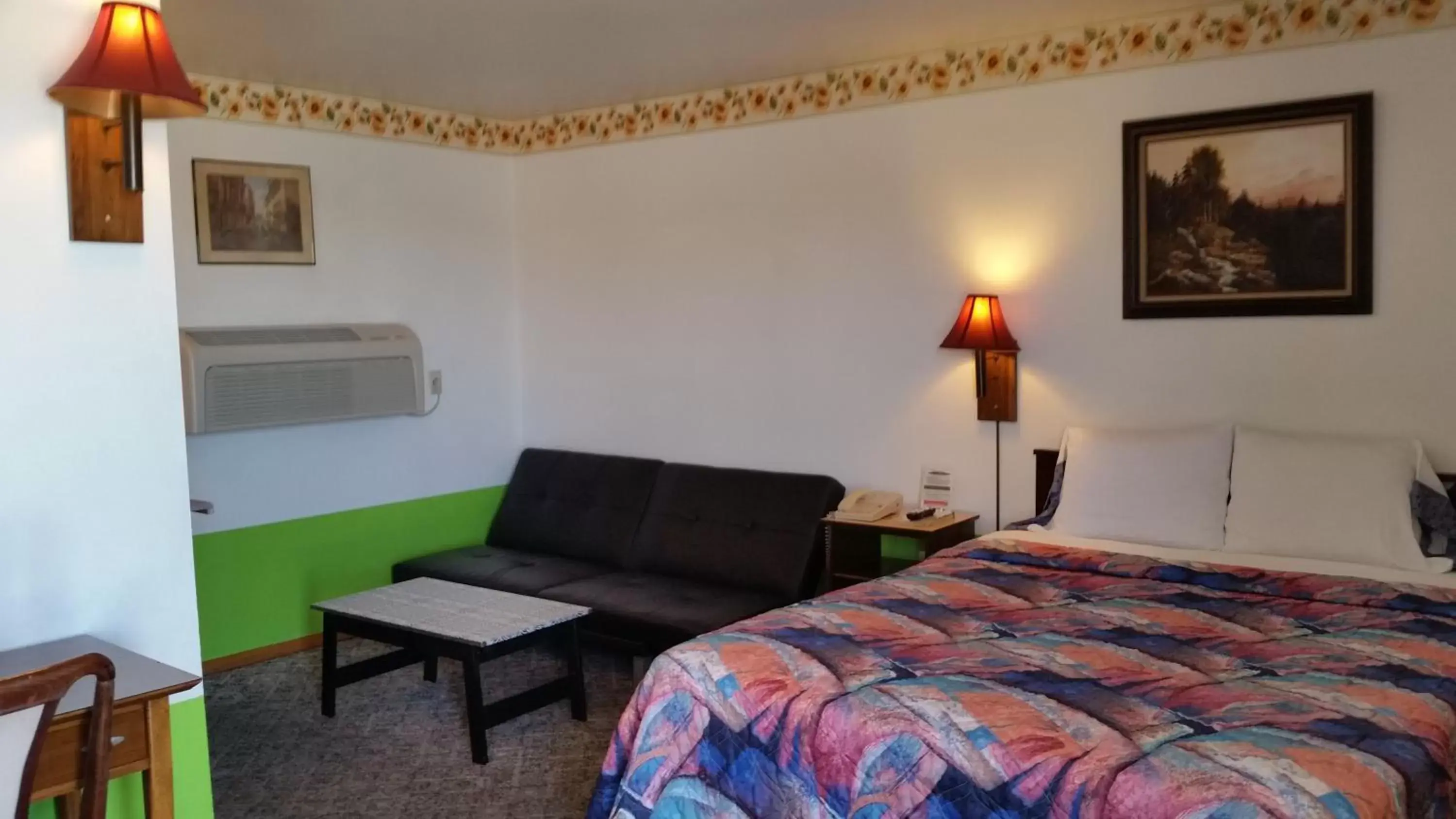 Bed in American Inn Motel Canon City