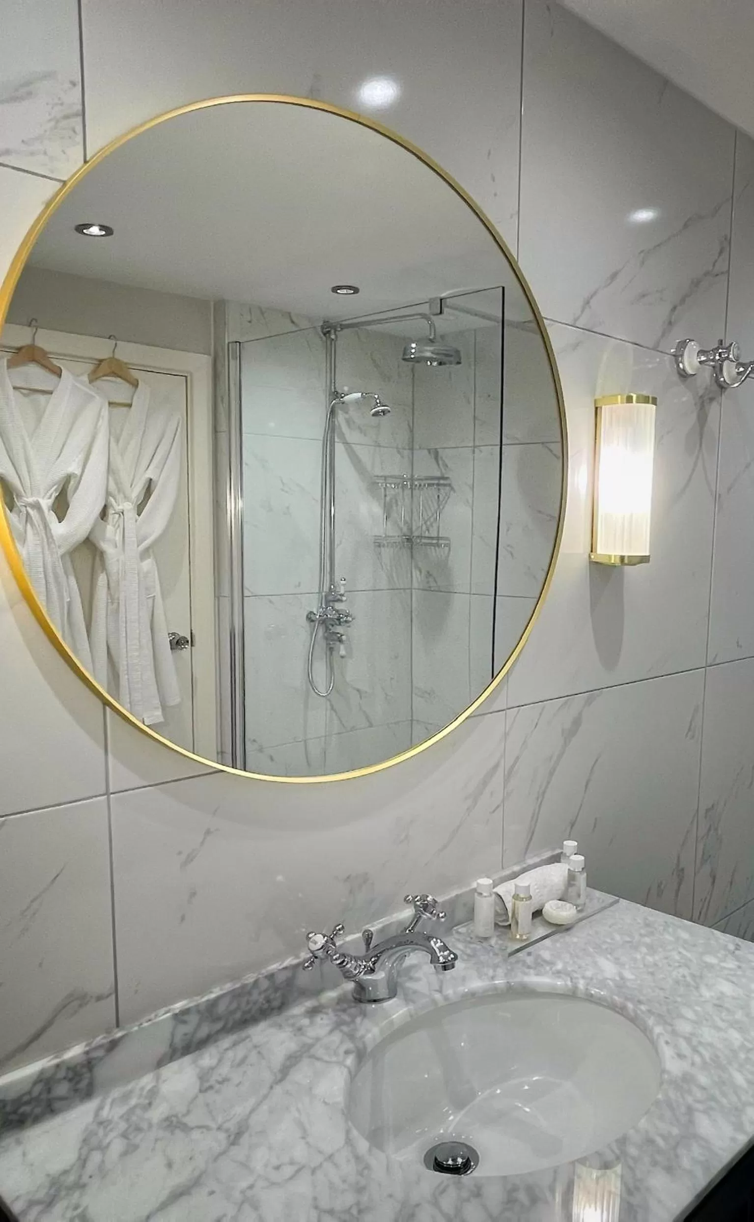 Shower in Holdsworth House Hotel