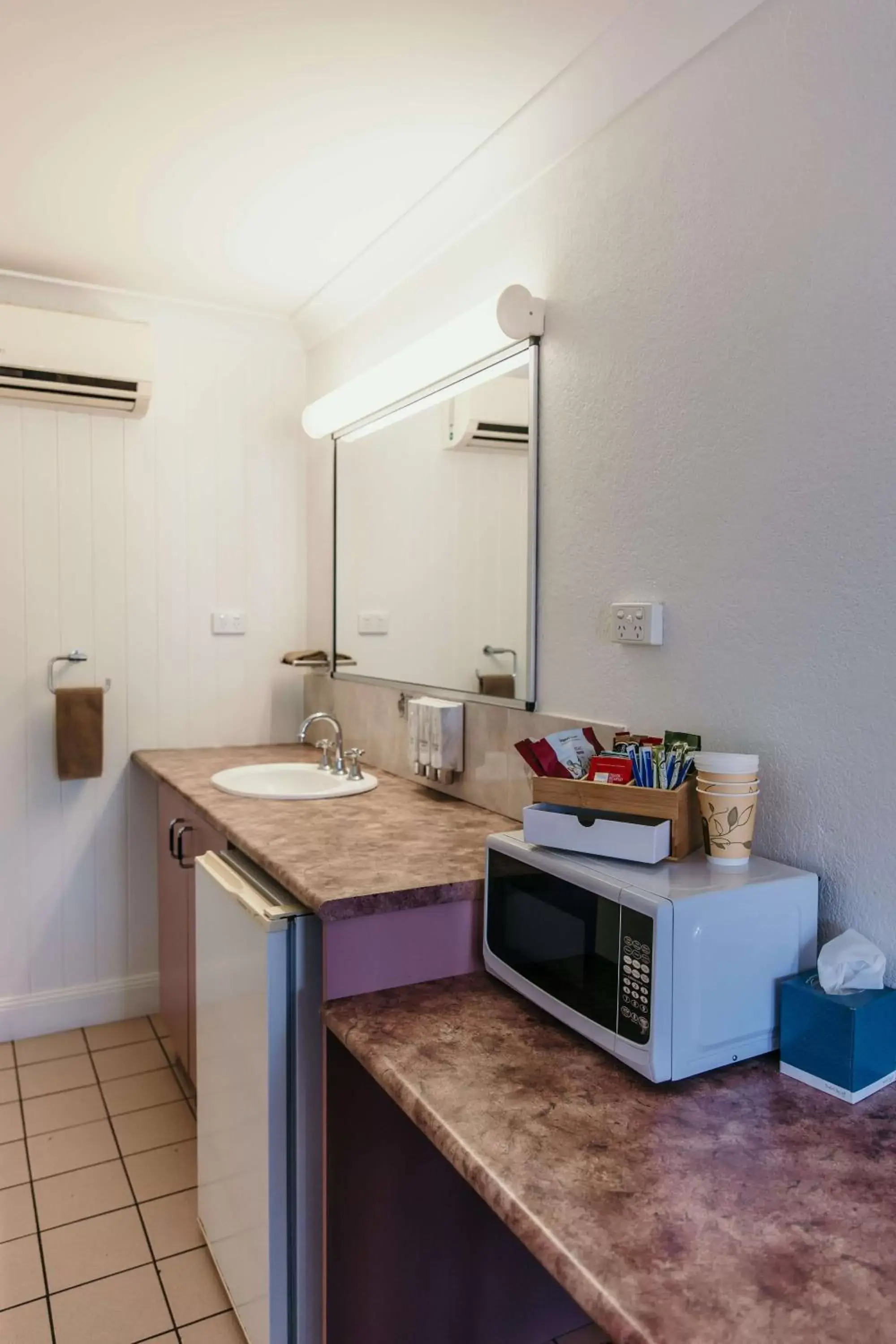 Coffee/tea facilities, Kitchen/Kitchenette in Outback Motel Mt Isa