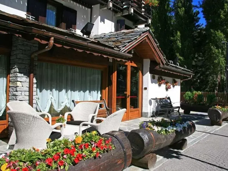 Facade/entrance in Hotel Les Jumeaux Courmayeur