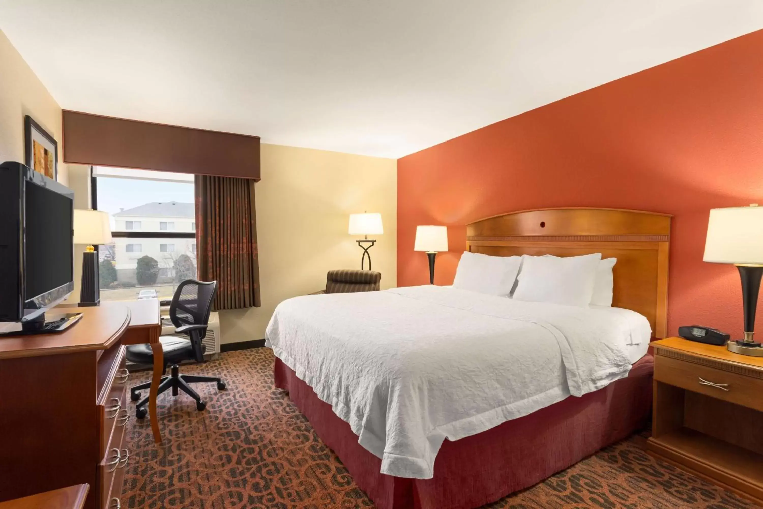 Bedroom in Hampton Inn Wichita-East