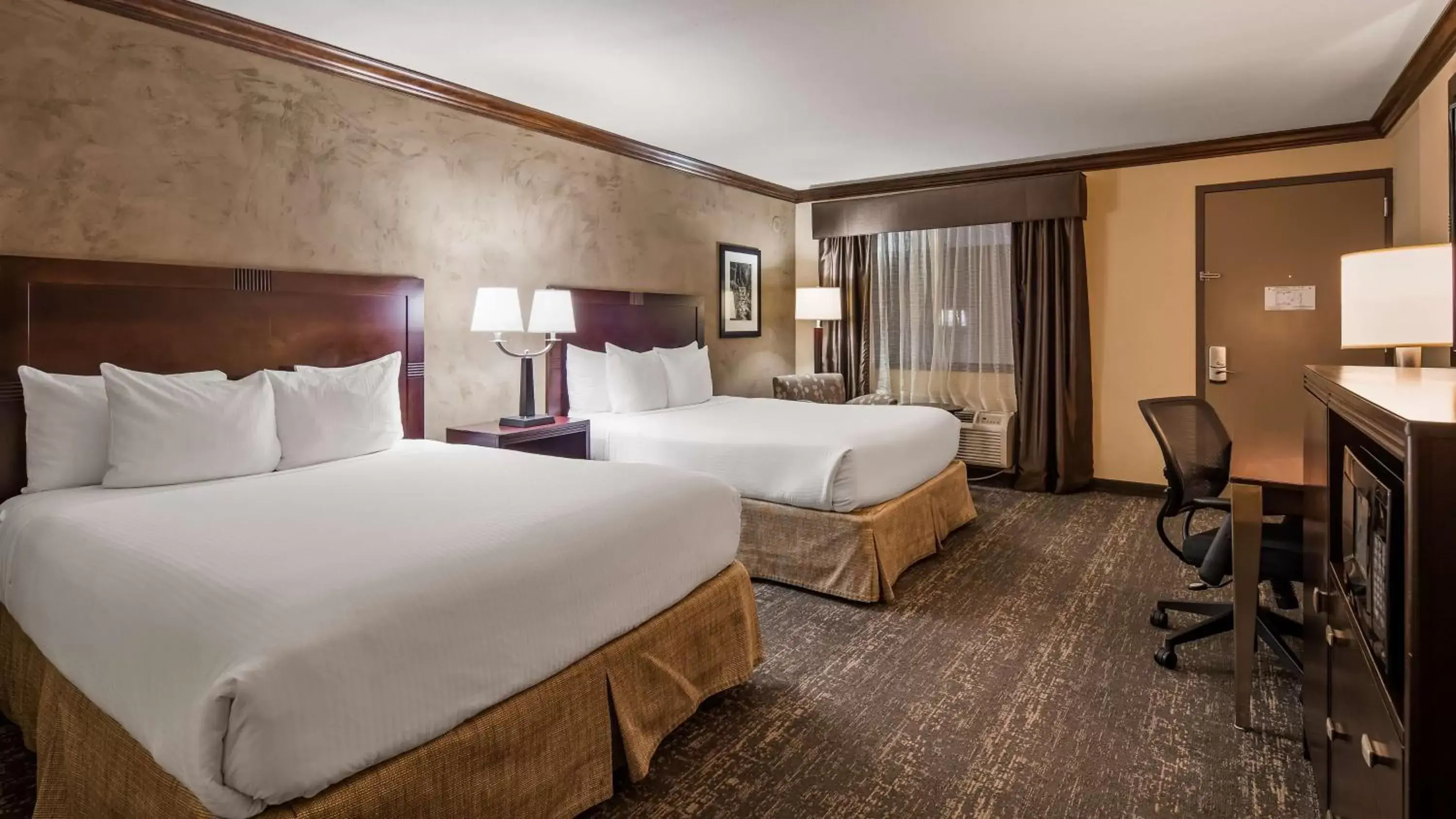 Bed in Best Western Plus Raton Hotel