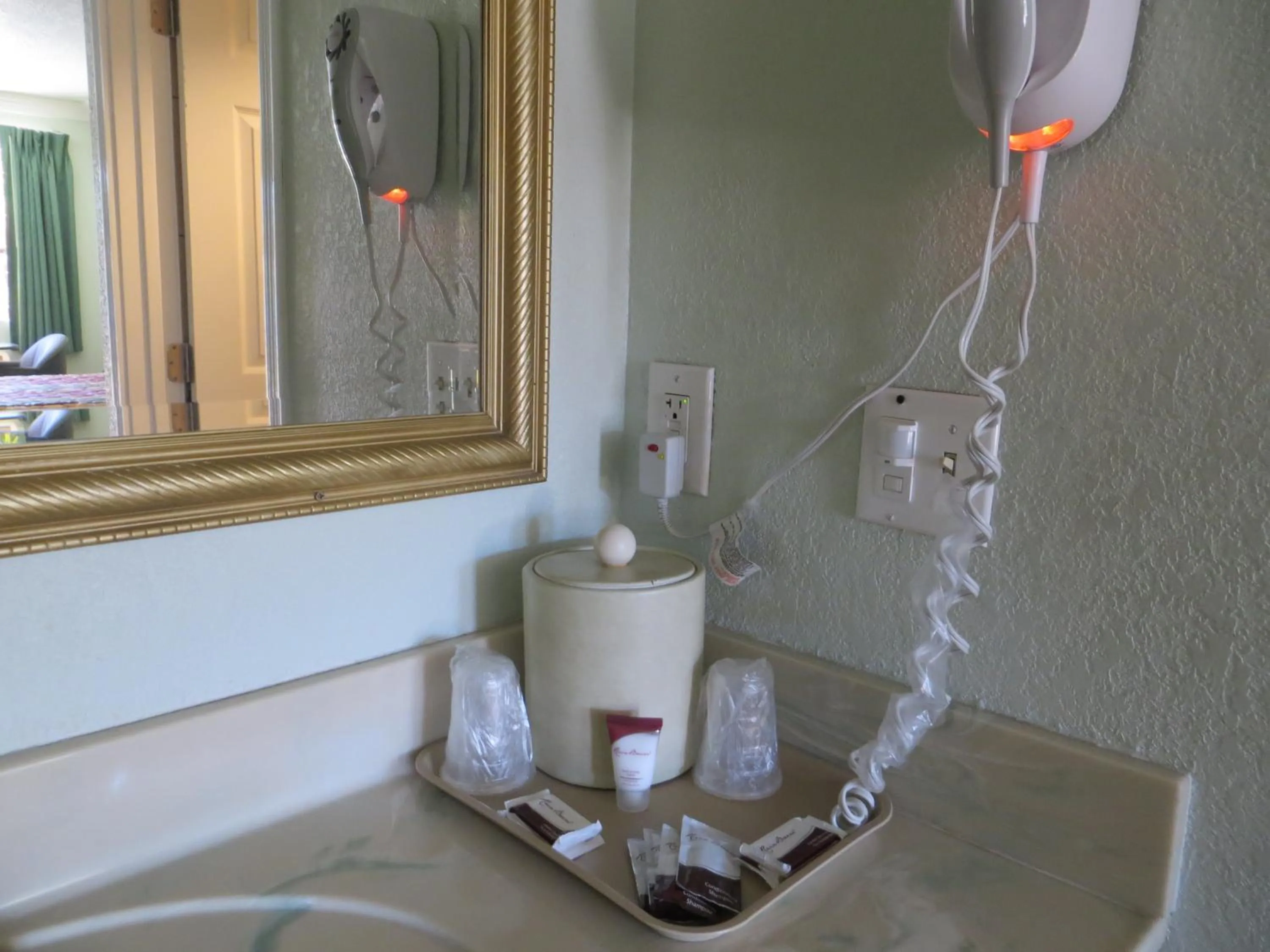 Coffee/tea facilities in Azusa Inn