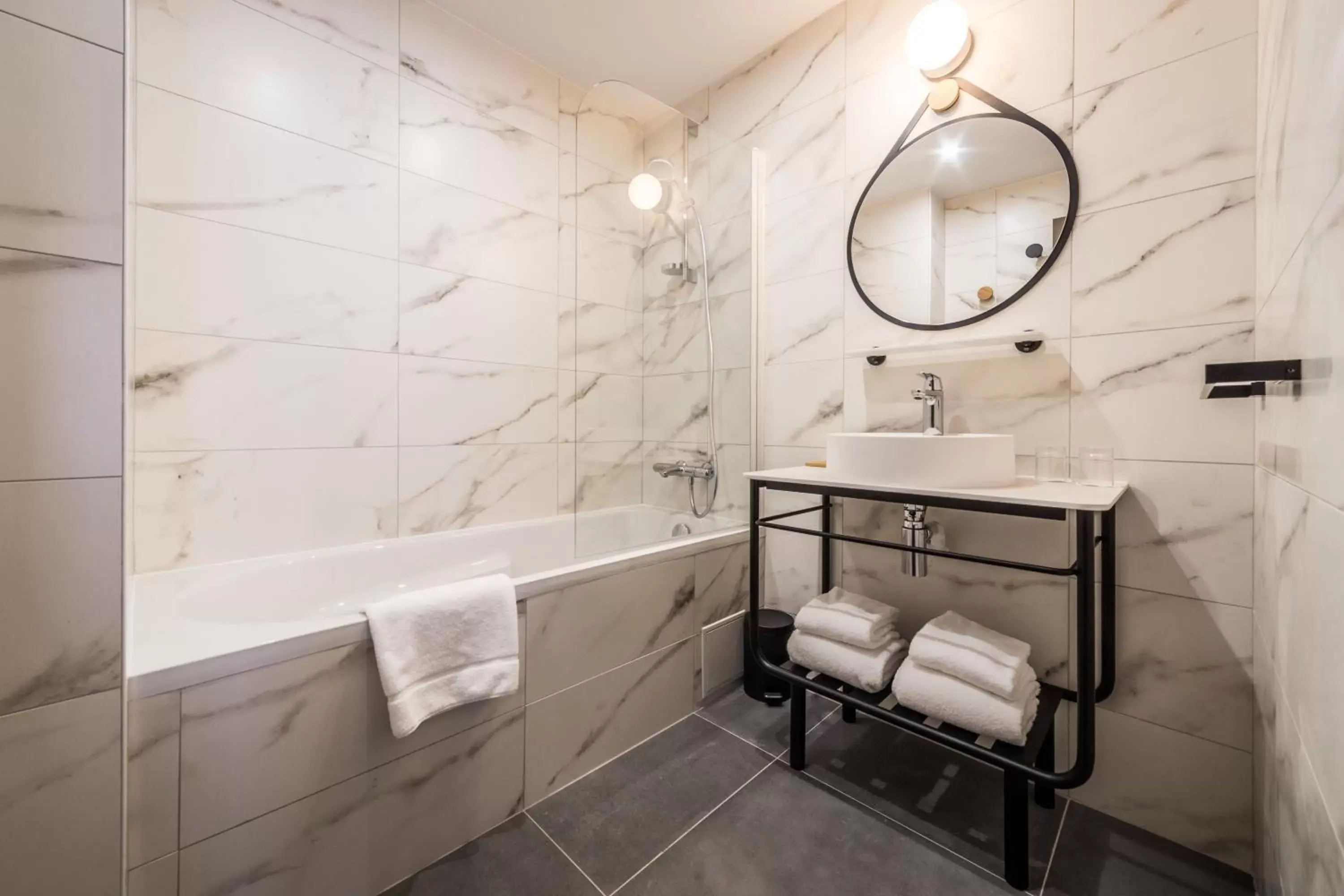 Bathroom in Best Western Le Relais du Vigneron