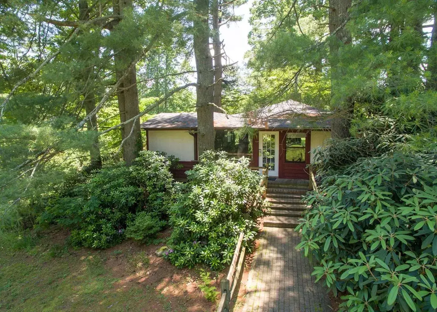 Facade/entrance in Highland Lake Inn & Resort - Flat Rock Facade/entrance in Highland Lake Inn & Resort - Flat Rock