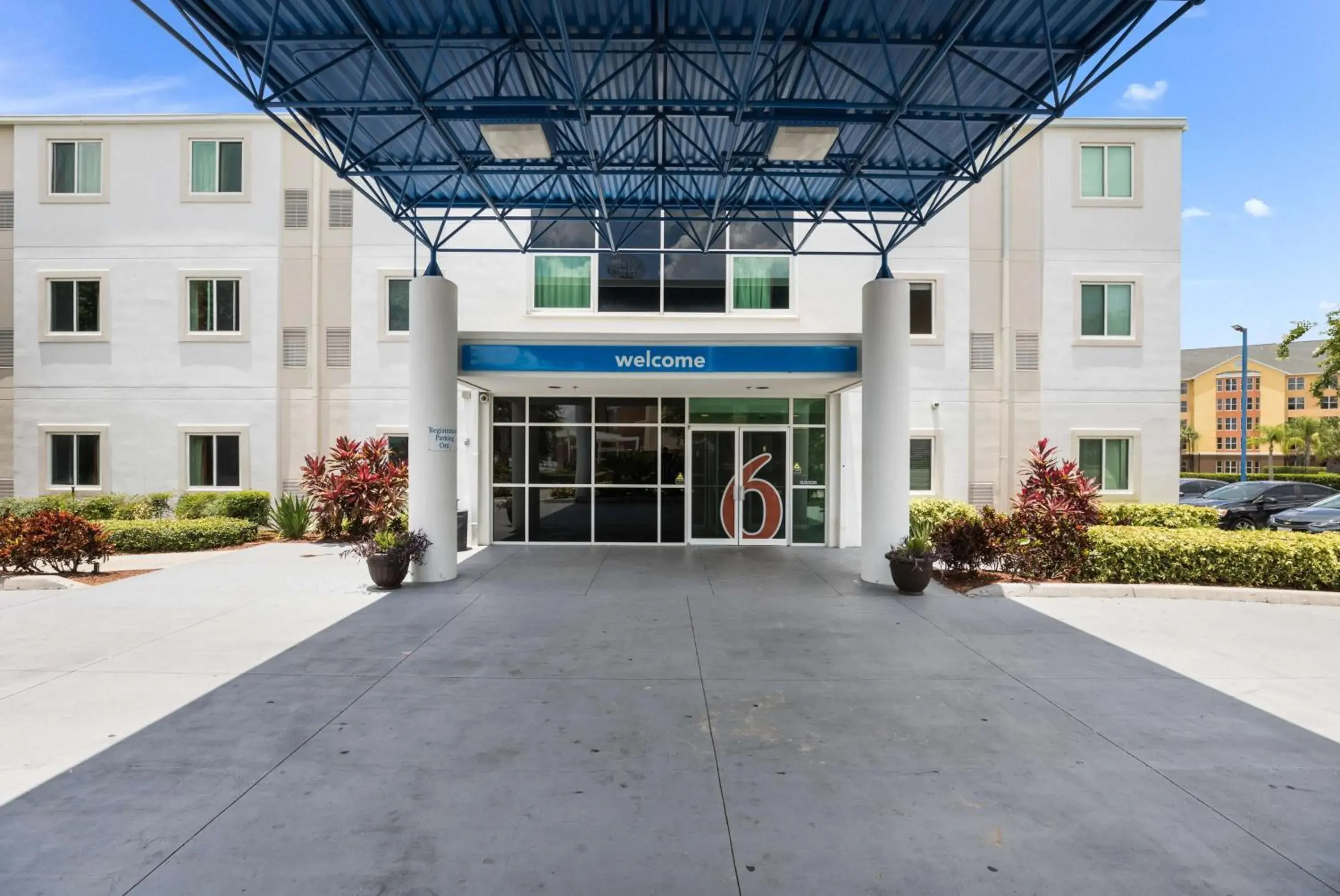 Property building in Motel 6-Orlando, FL - International Dr