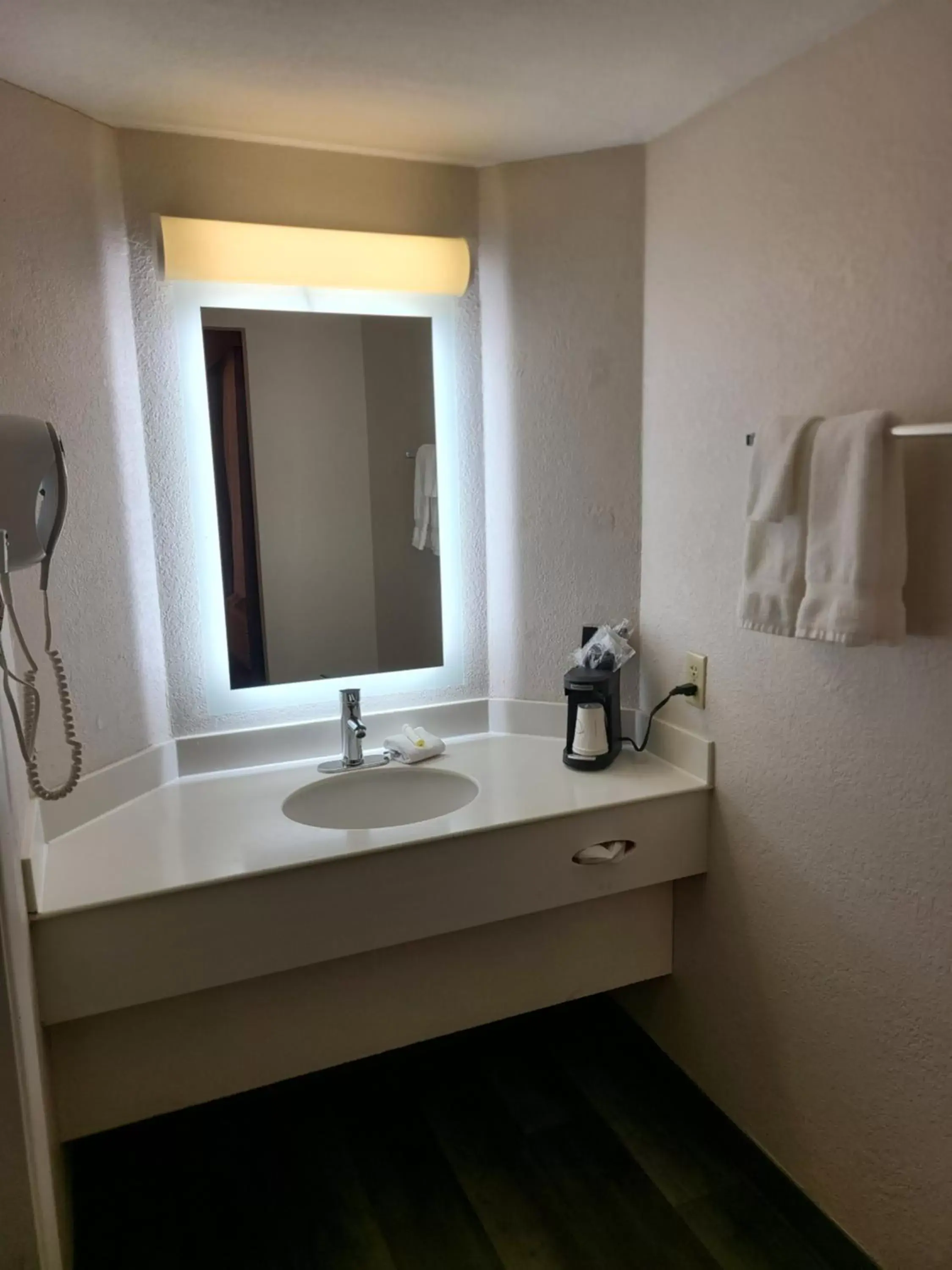 Bathroom in La Quinta Inn by Wyndham Farmington