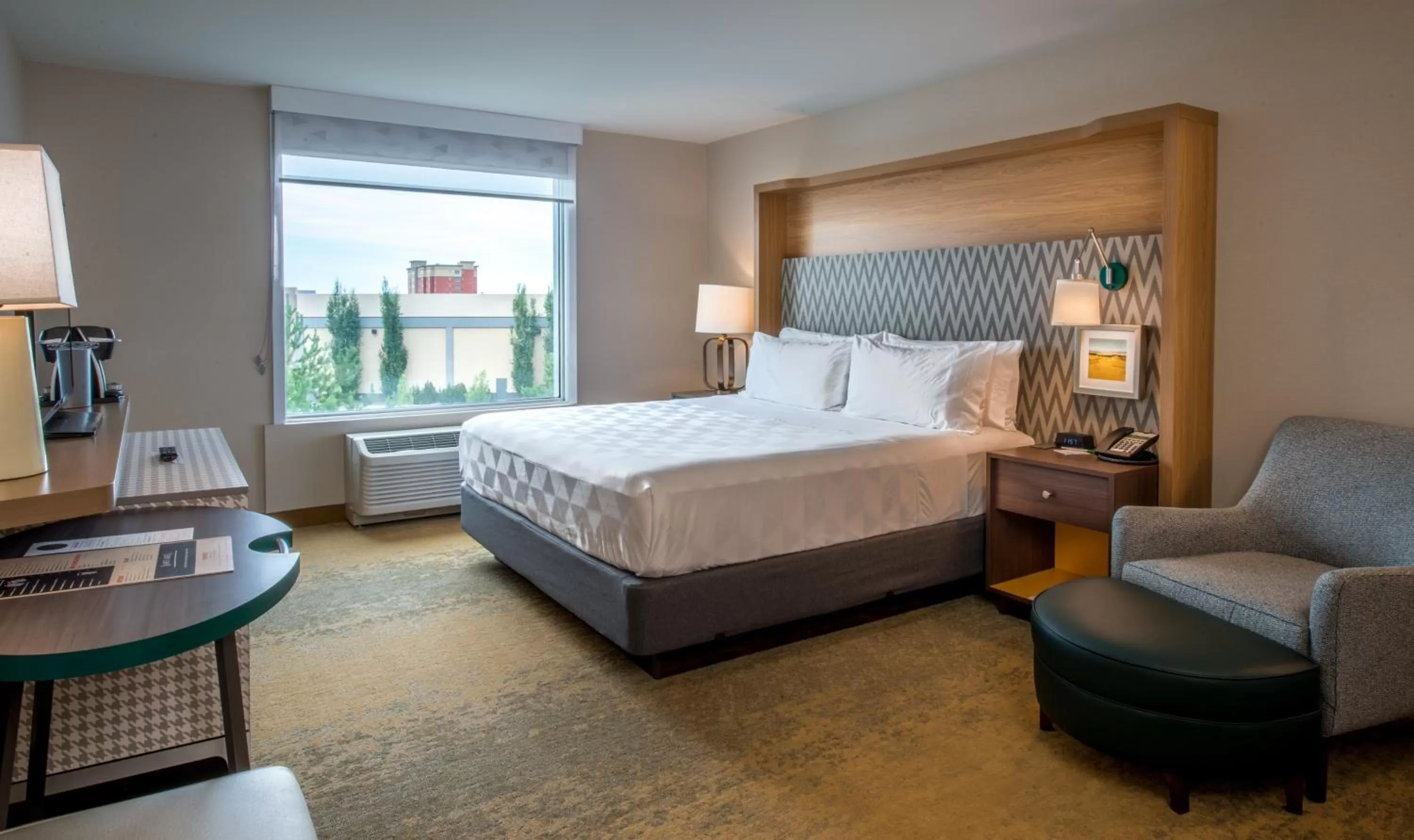 Photo of the whole room, Bed in Holiday Inn Edmonton South - Evario Events by IHG