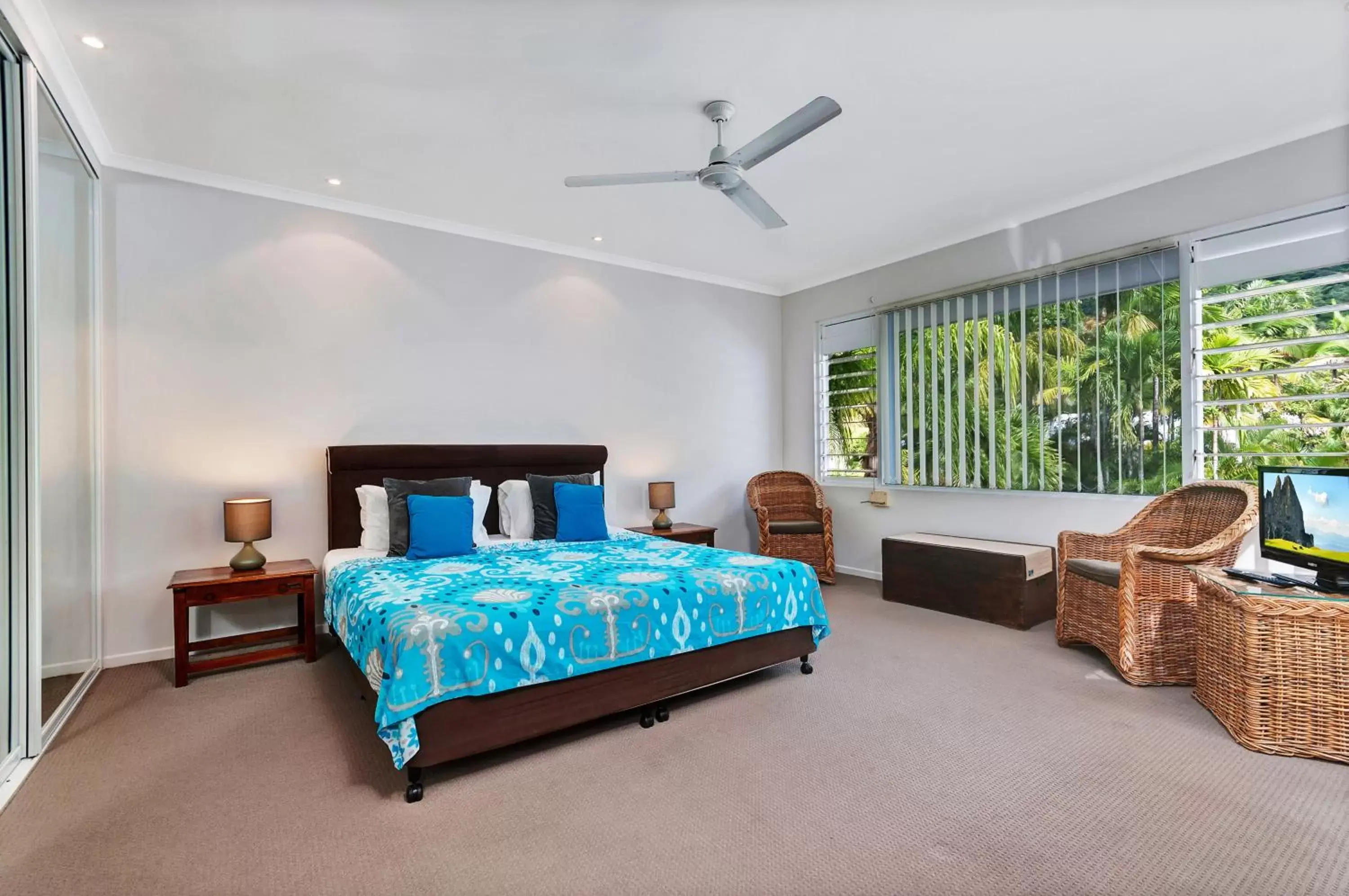 Photo of the whole room, Bed in The Villas Palm Cove