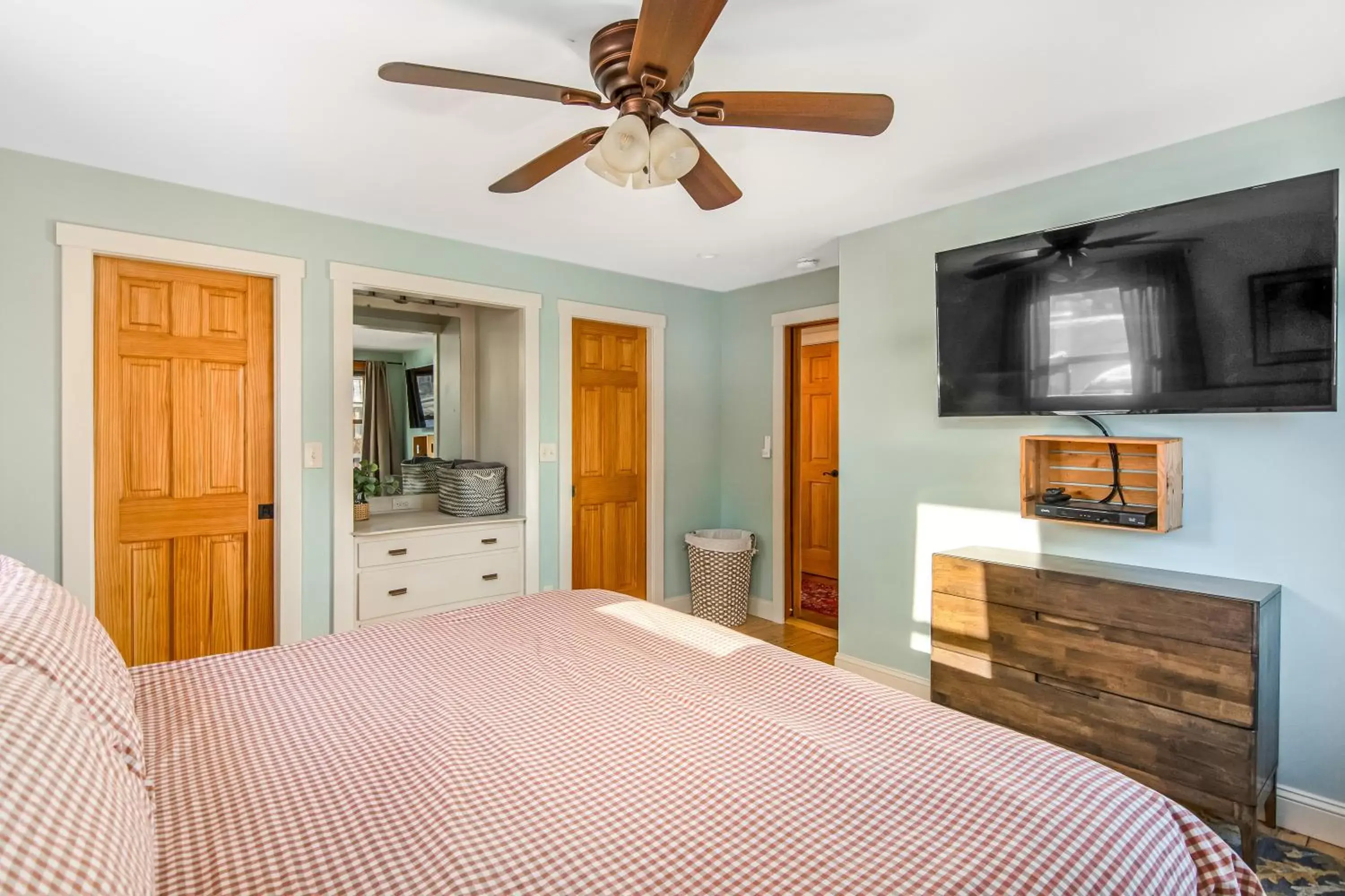 Bedroom, Bed in Lakeshore Vermont