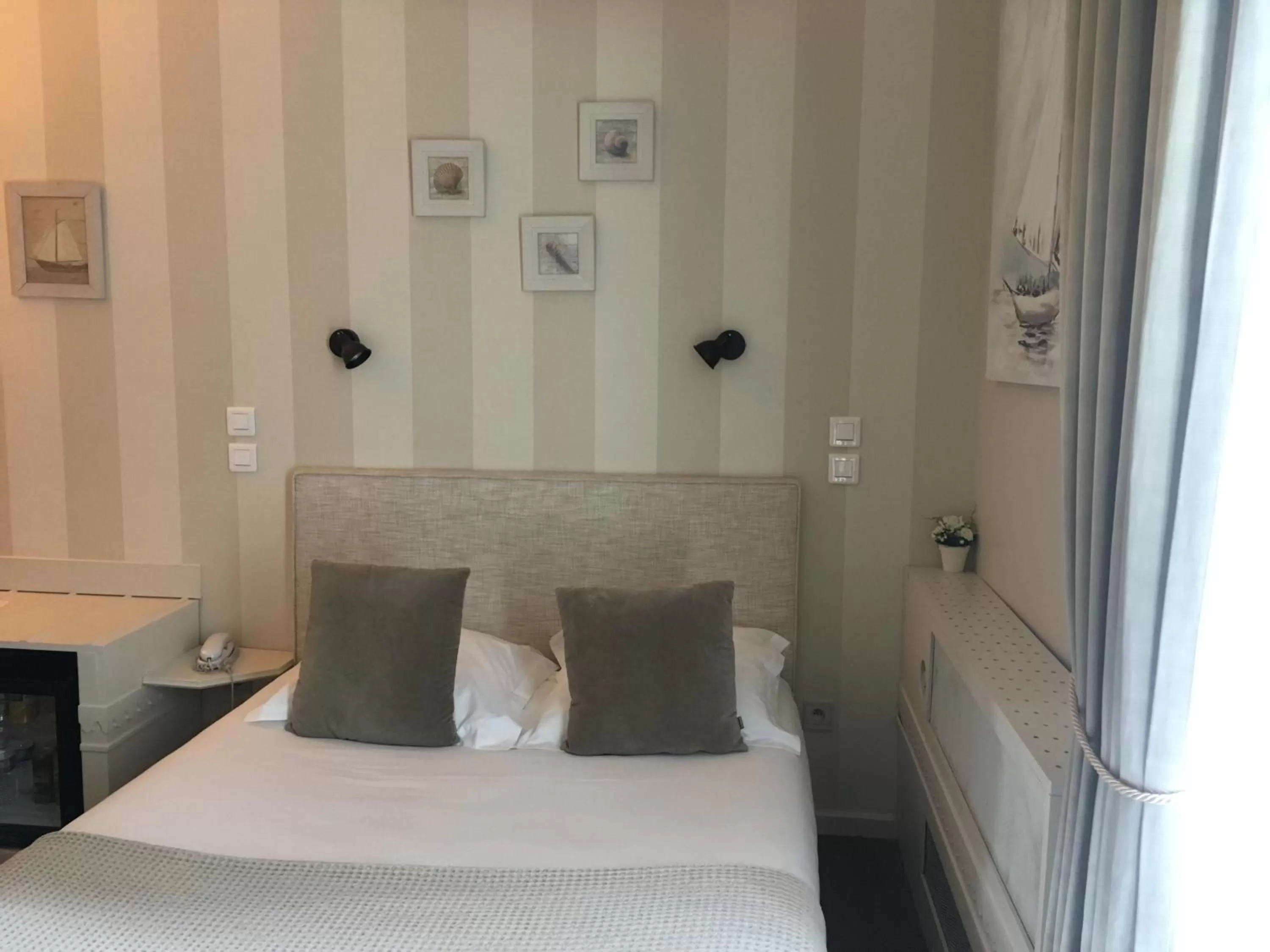 Bed in Hôtel du Parc