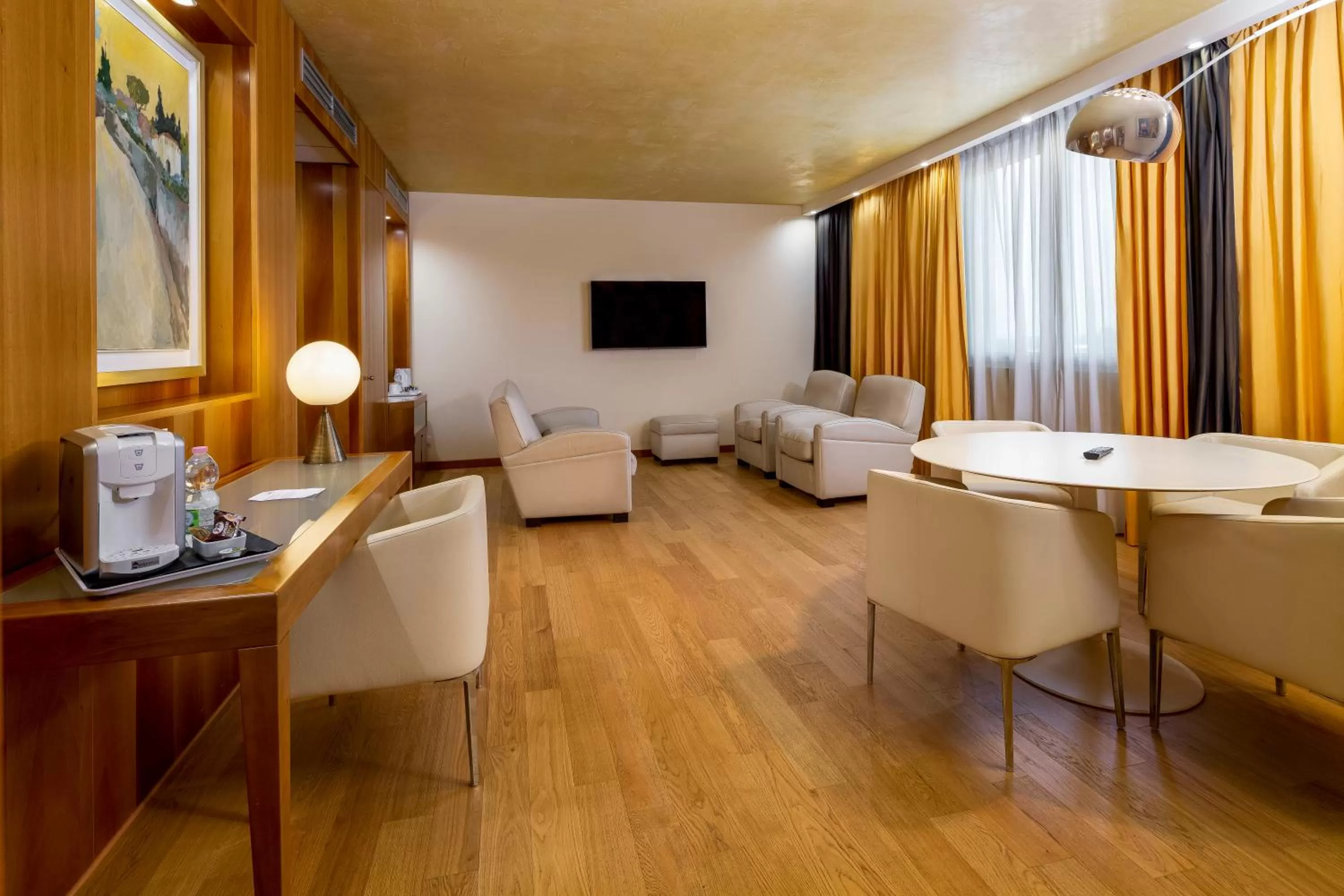 TV and multimedia in Crowne Plaza Padova by IHG