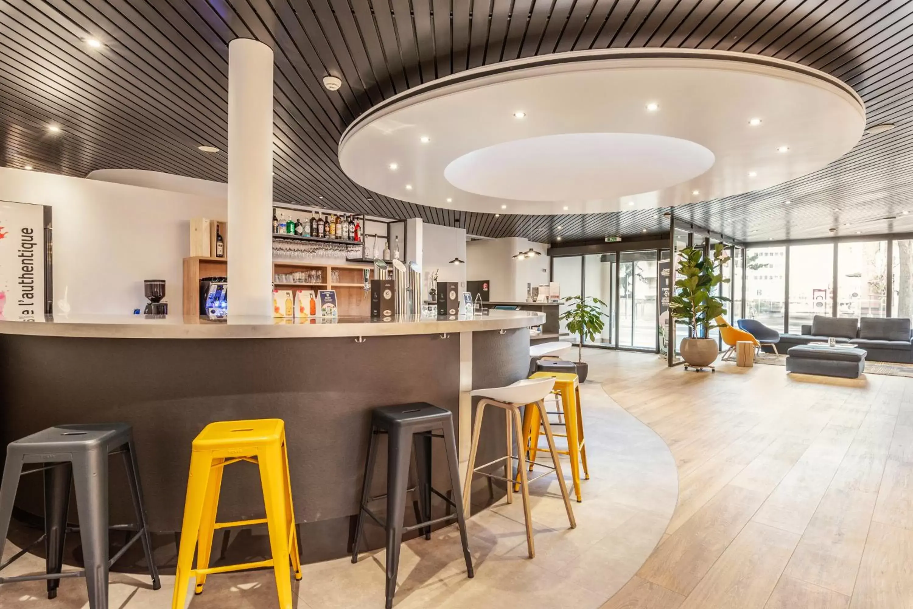 Lobby or reception, Lounge/Bar in Campanile Martigny