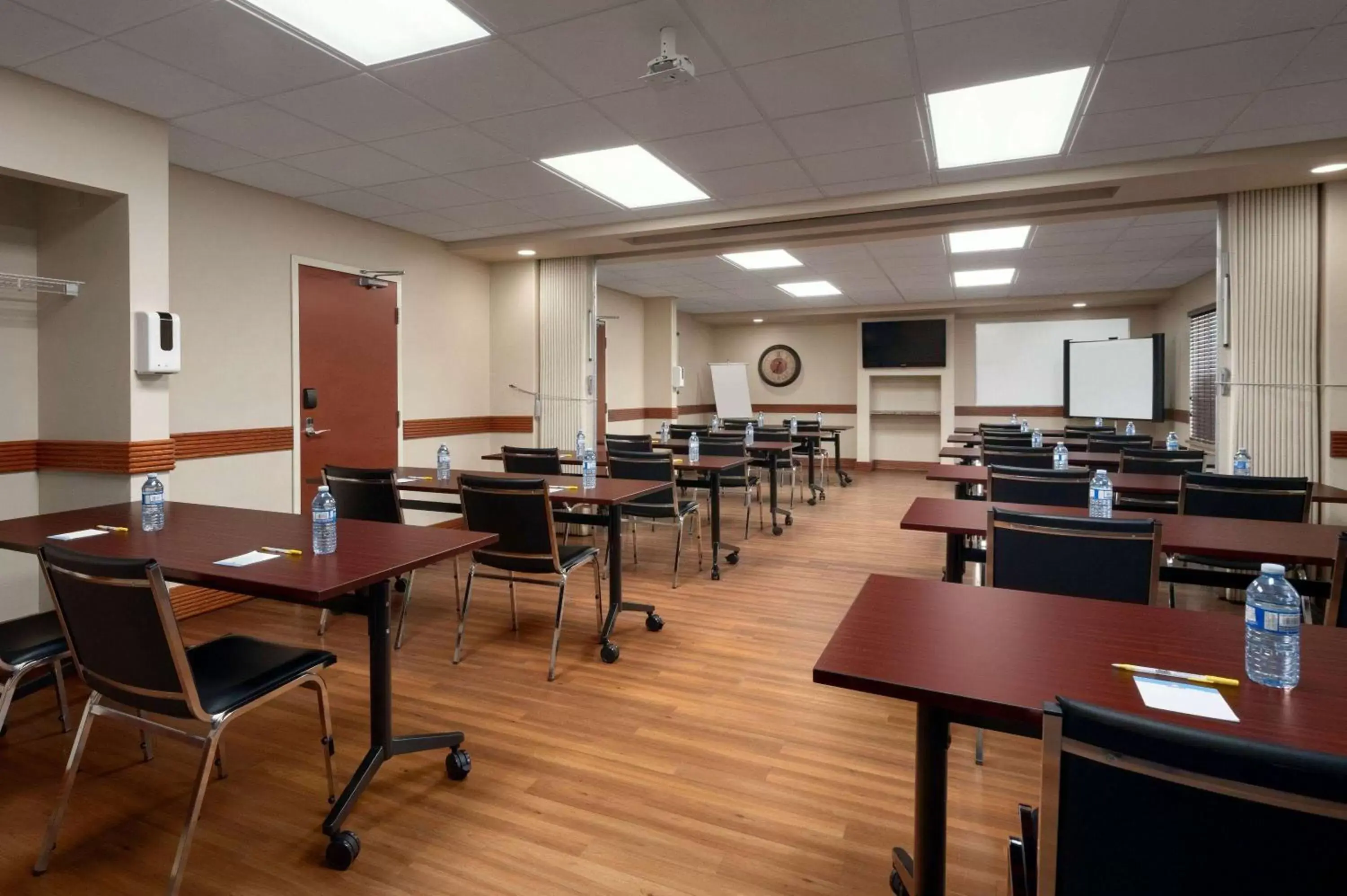 Meeting/conference room, Restaurant/Places to Eat in Days Inn & Suites by Wyndham Sherwood Park Edmonton