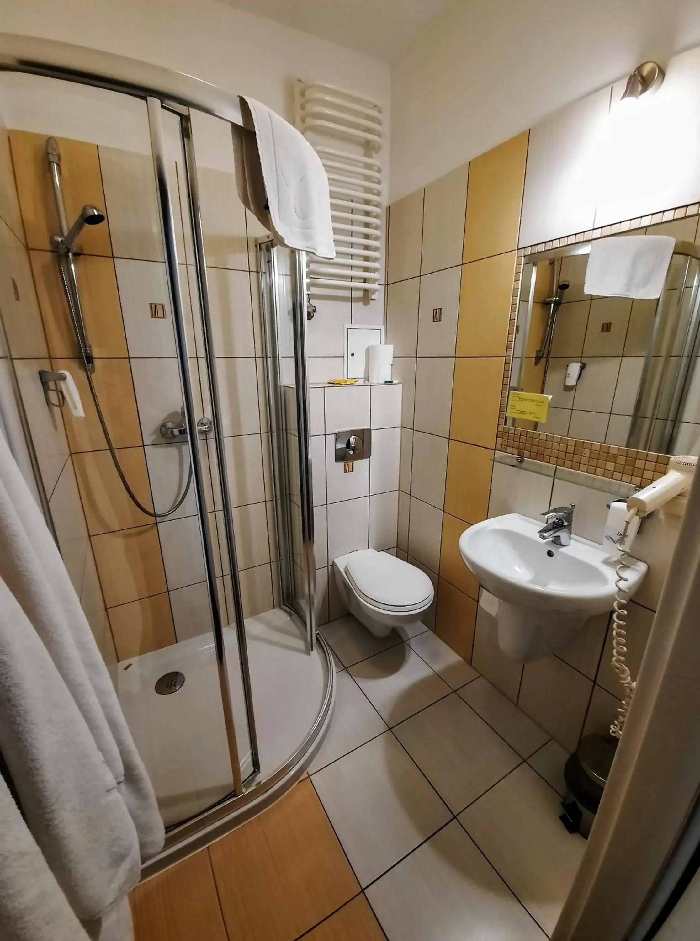 Shower, Bathroom in Aneks Hotelu Kazimierz
