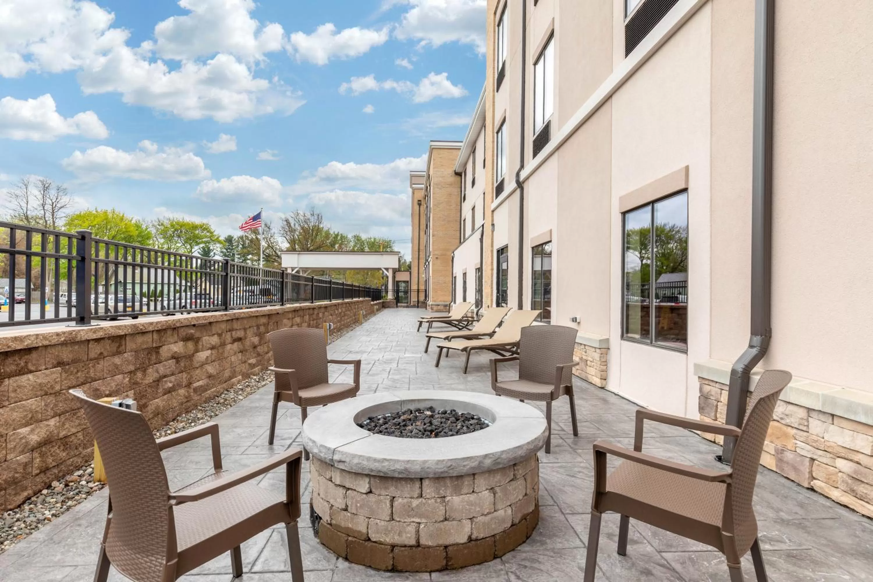 Patio in Comfort Inn & Suites Schenectady - Scotia
